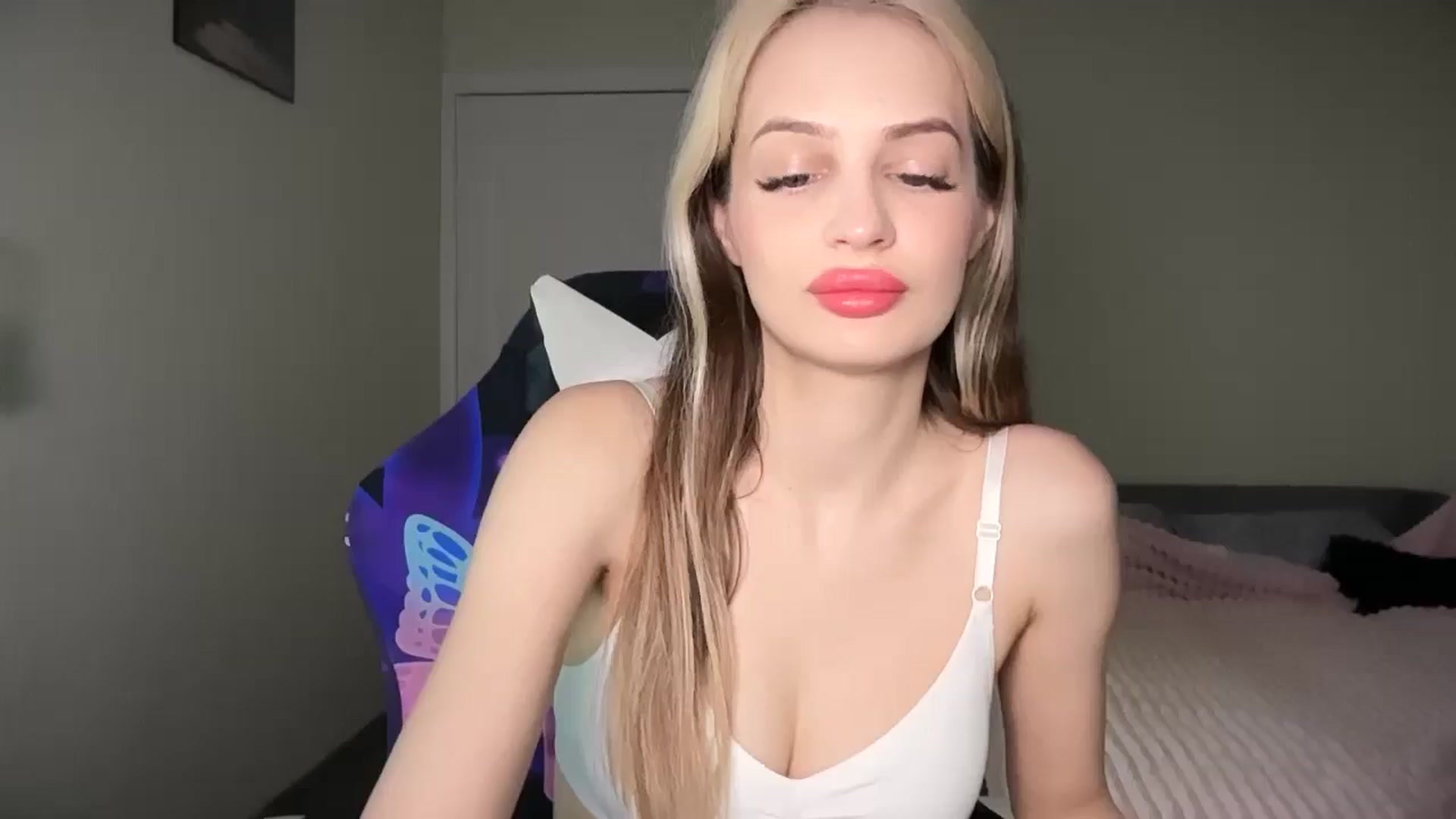 Gallery image thumbnail from Lola_vi's myfreecams stream on, 04/03/2026, 09:39 image 1 of 20