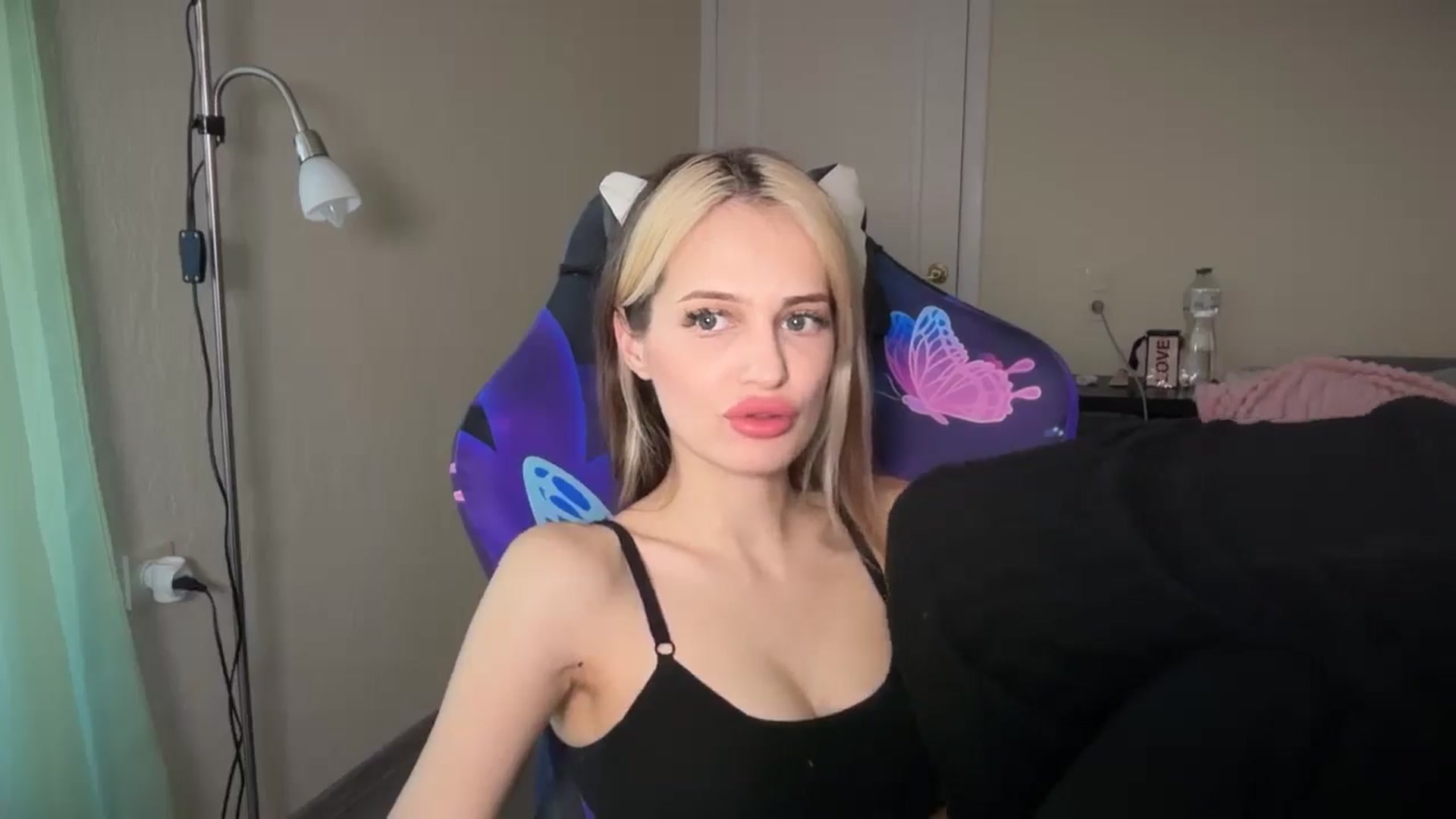Gallery image thumbnail from Lola_vi's myfreecams stream on, 04/06/2026, 10:01 image 16 of 20