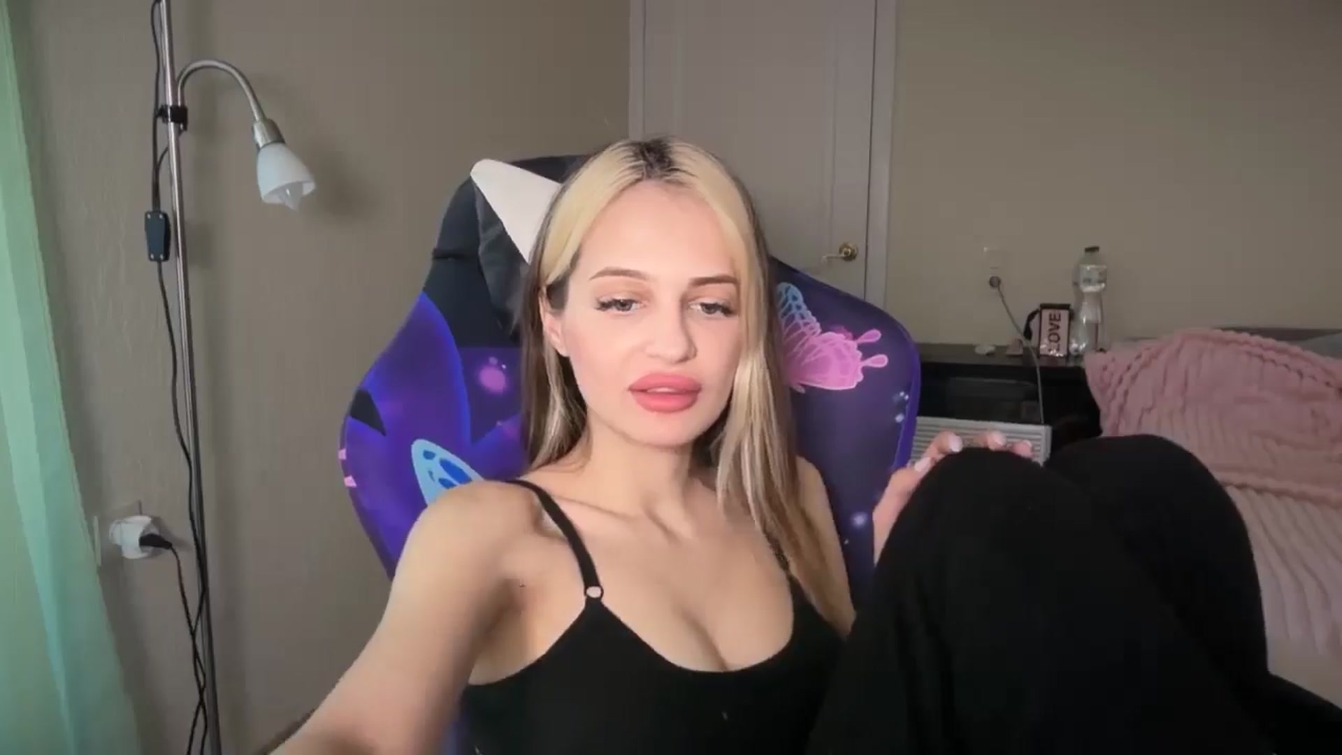 Gallery image thumbnail from Lola_vi's myfreecams stream on, 04/06/2026, 10:01 image 19 of 20