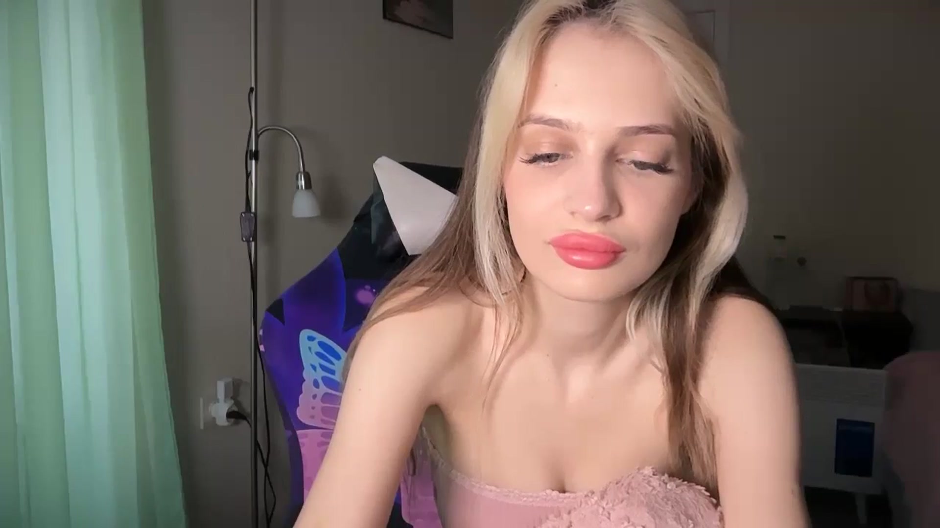 Gallery image thumbnail from Lola_vi's myfreecams stream on, 04/12/2026, 10:58 image 3 of 20