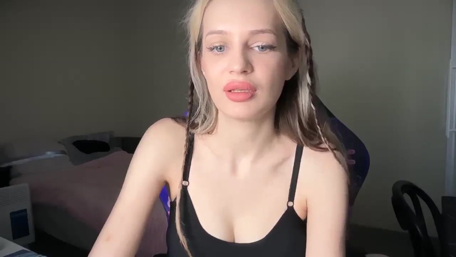 Gallery image thumbnail from Lola_vi's myfreecams stream on, 04/17/2026, 11:30 image 3 of 20