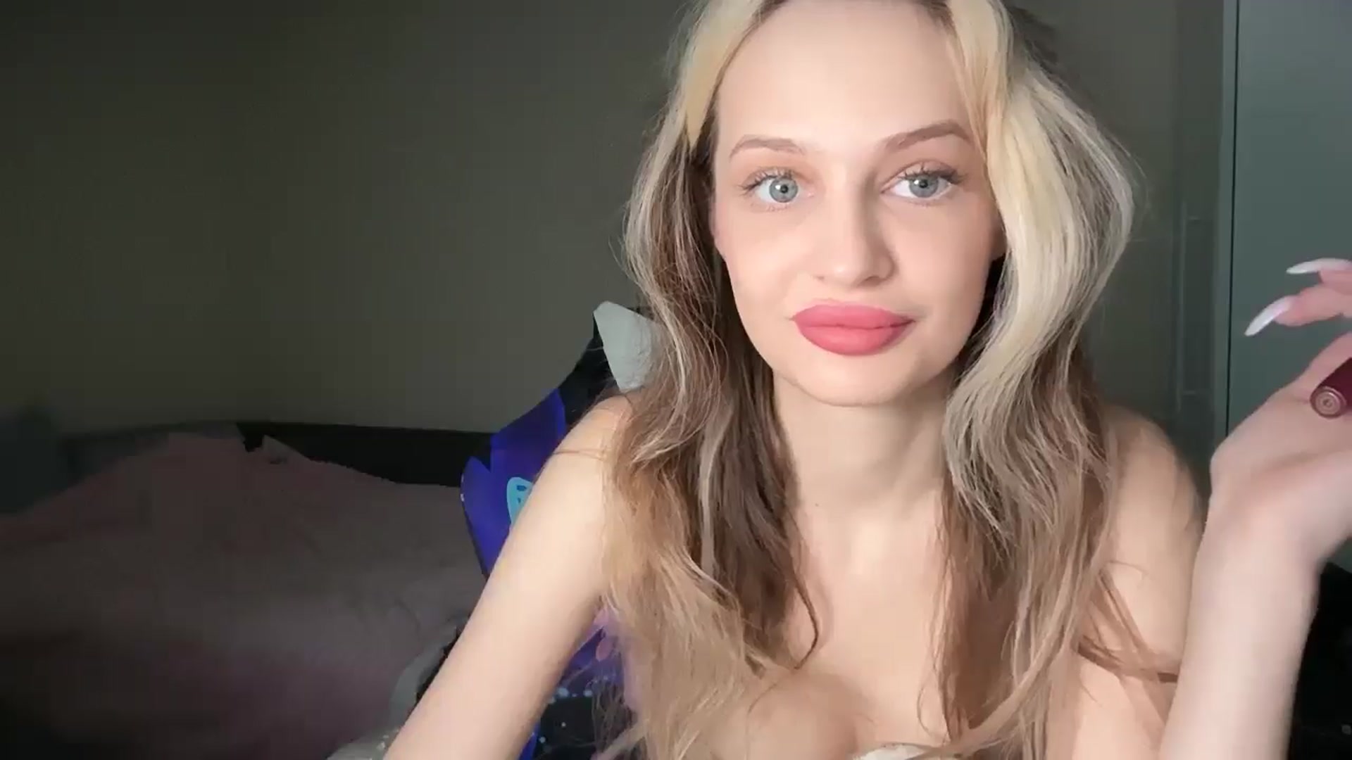 Gallery image thumbnail from Lola_vi's myfreecams stream on, 04/24/2026, 10:48 image 13 of 20