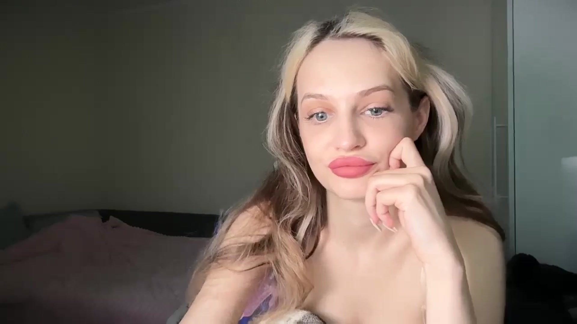 Gallery image thumbnail from Lola_vi's myfreecams stream on, 04/24/2026, 10:48 image 11 of 20