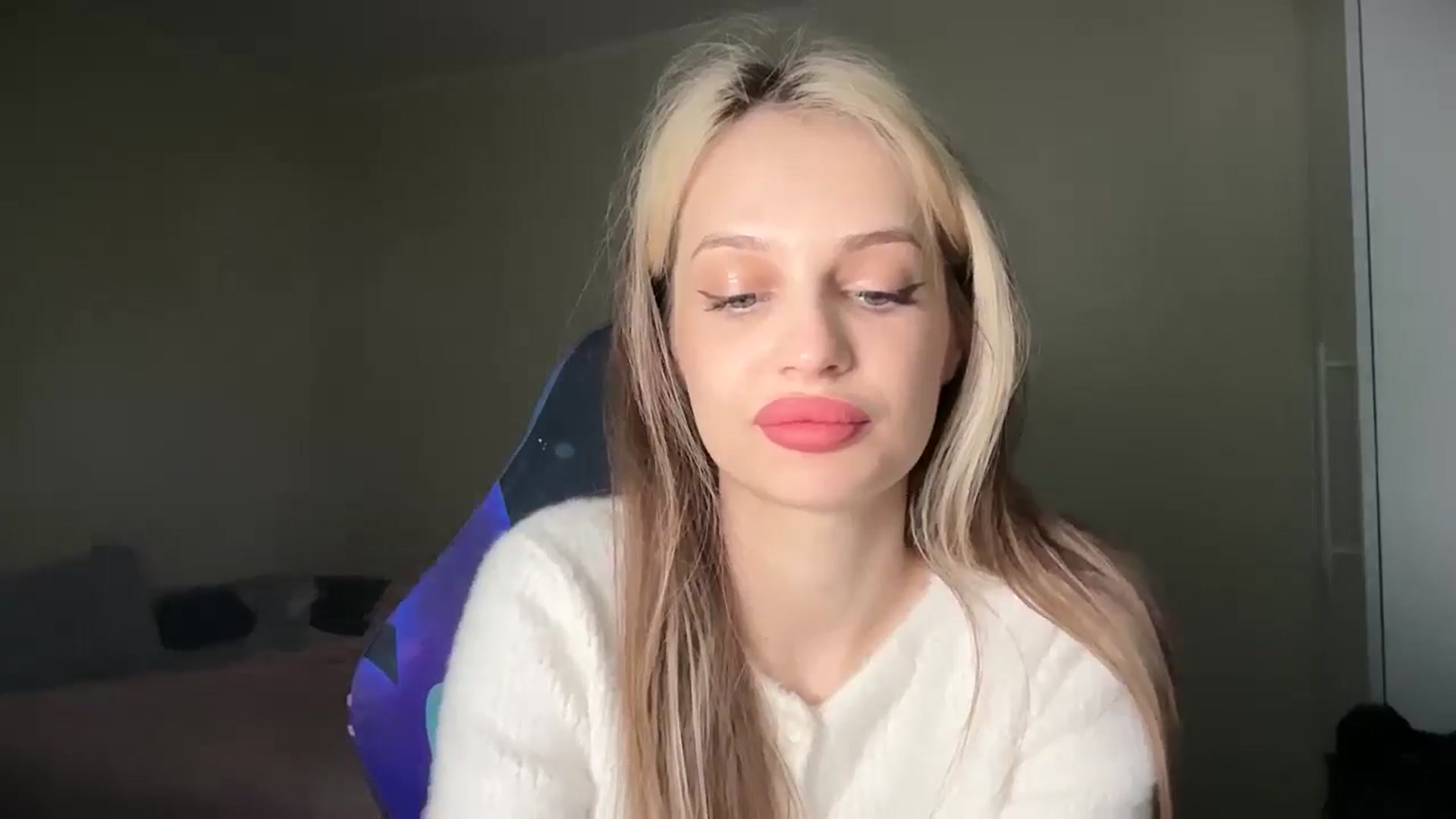 Gallery image thumbnail from Lola_vi's myfreecams stream on, 04/25/2026, 10:04 image 15 of 20