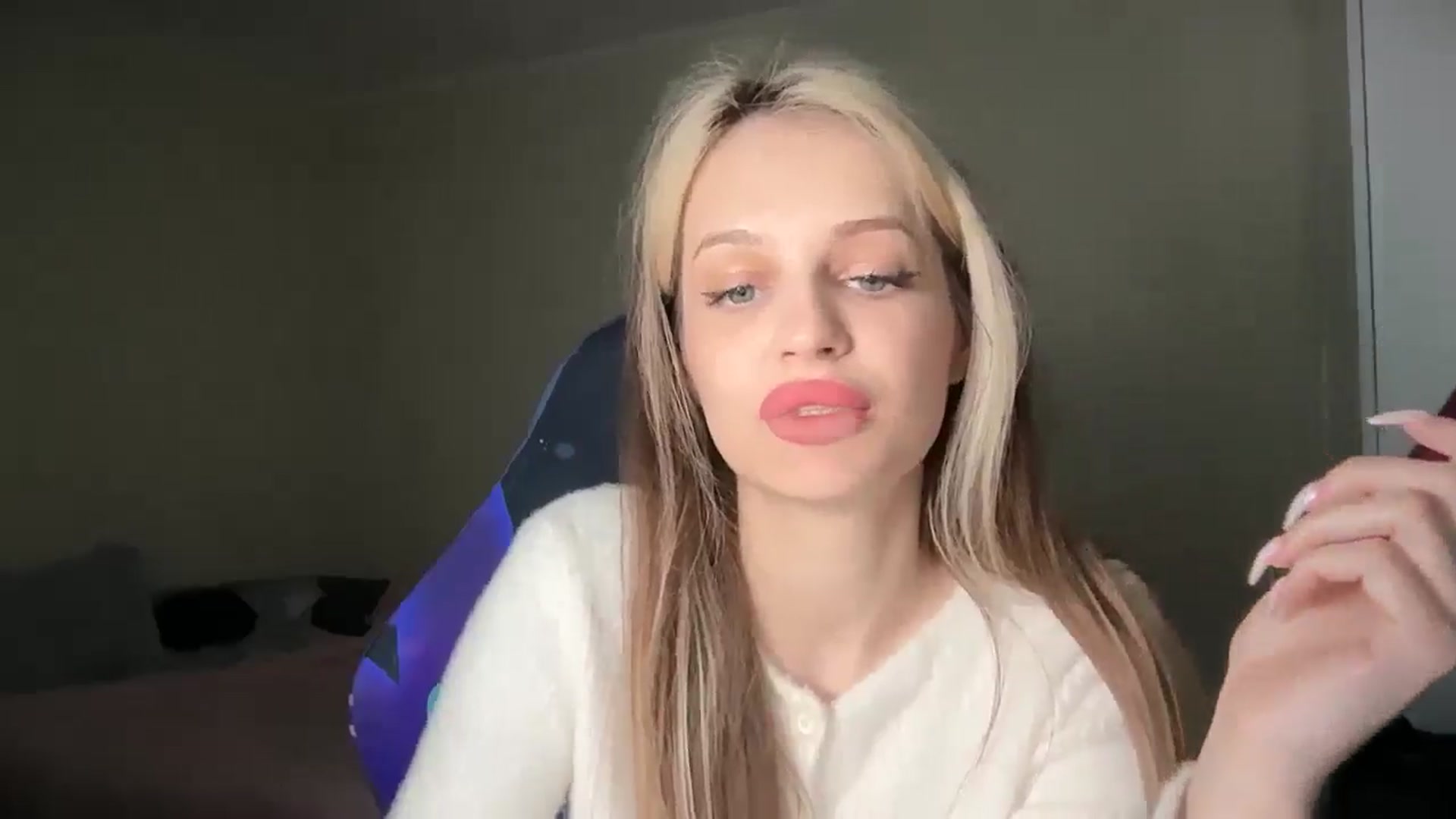 Gallery image thumbnail from Lola_vi's myfreecams stream on, 04/25/2026, 10:04 image 16 of 20