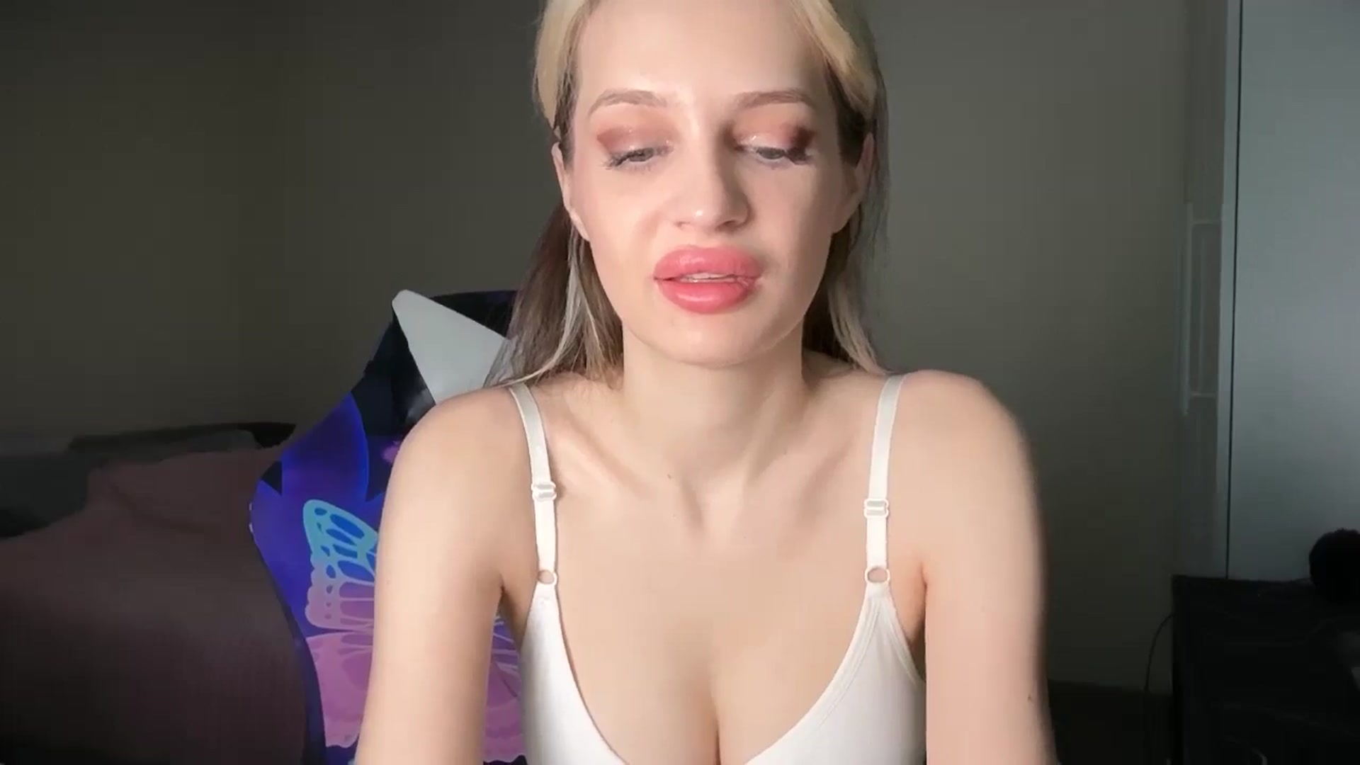 Gallery image thumbnail from Lola_vi's myfreecams stream on, 04/27/2026, 10:31 image 13 of 20