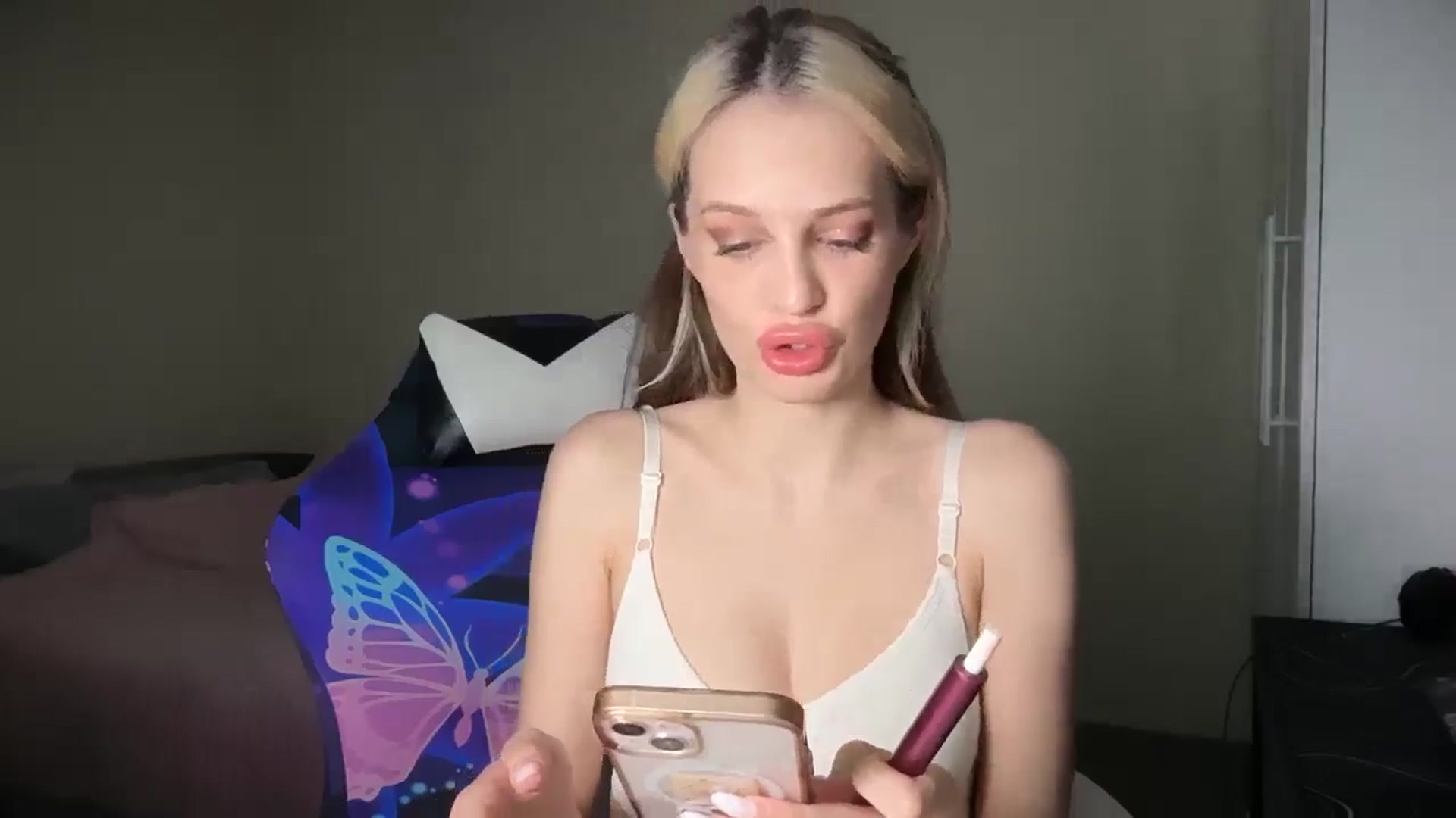 Gallery image thumbnail from Lola_vi's myfreecams stream on, 04/27/2026, 10:31 image 8 of 20