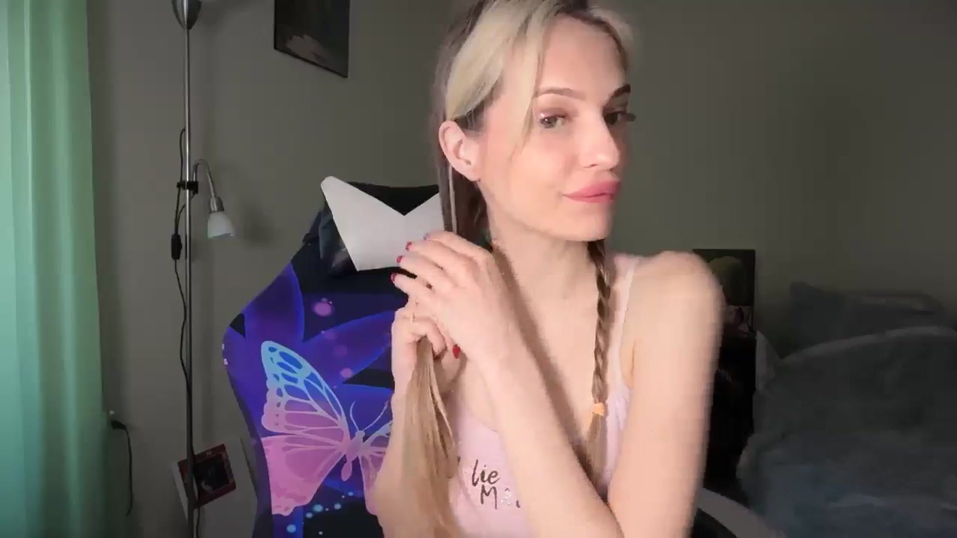 Gallery image thumbnail from Lola_vi's myfreecams stream on, 05/03/2026, 10:16 image 18 of 20