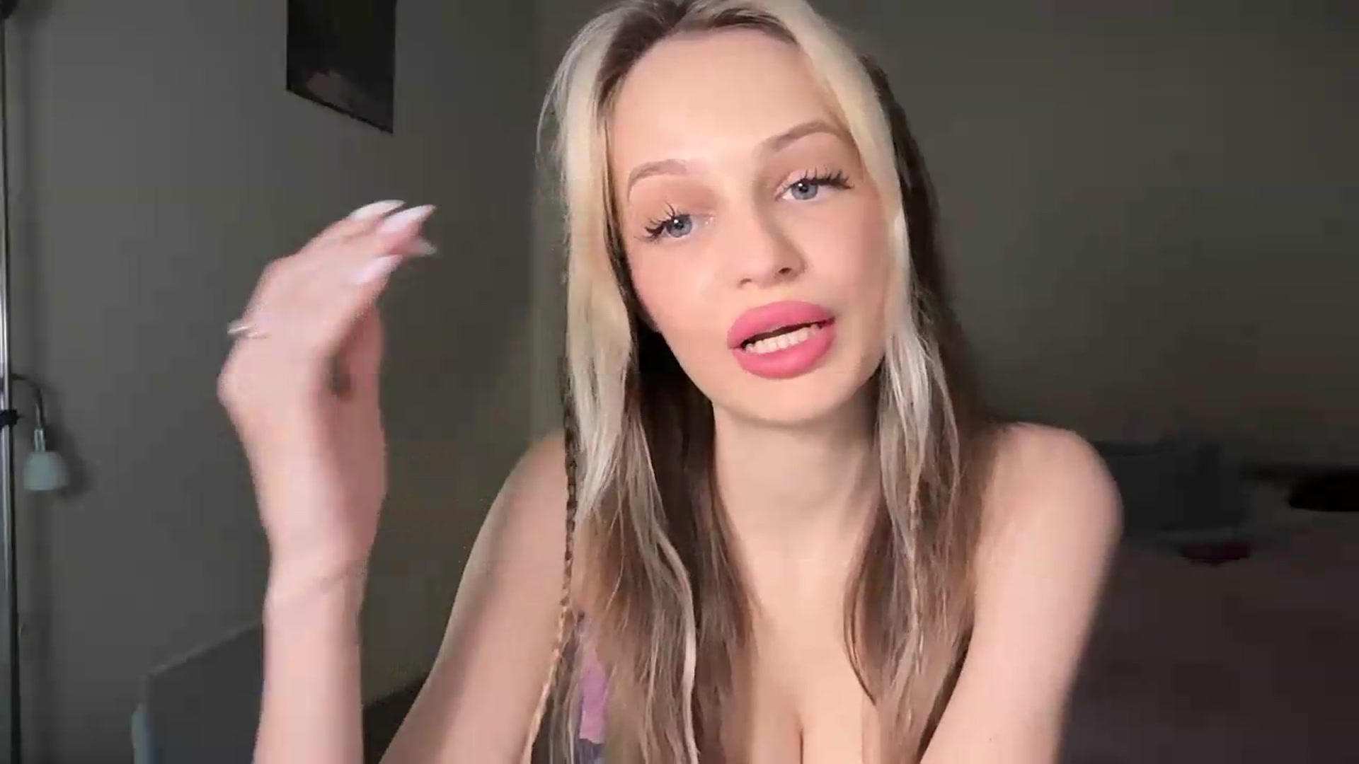 Gallery image thumbnail from Lola_vi's myfreecams stream on, 06/06/2026, 10:10 image 14 of 20