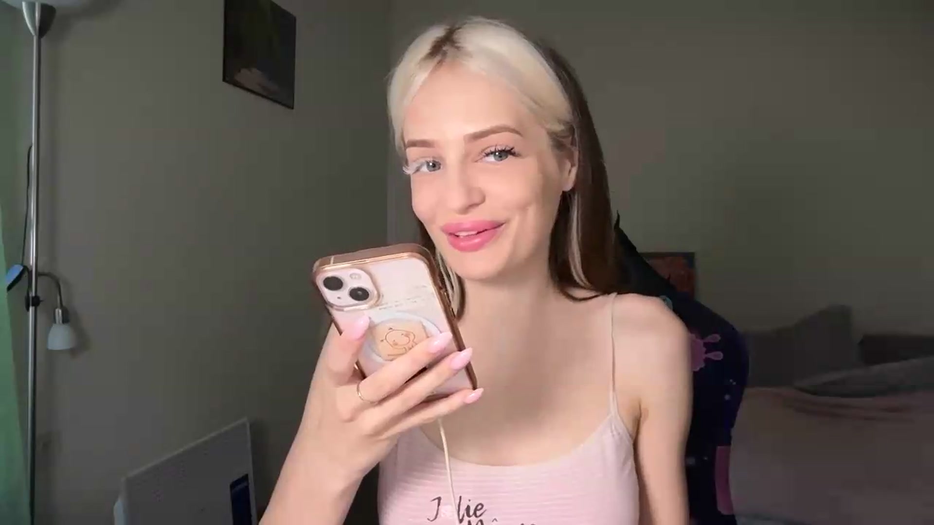 Gallery image thumbnail from Lola_vi's myfreecams stream on, 06/28/2026, 10:27 image 12 of 20