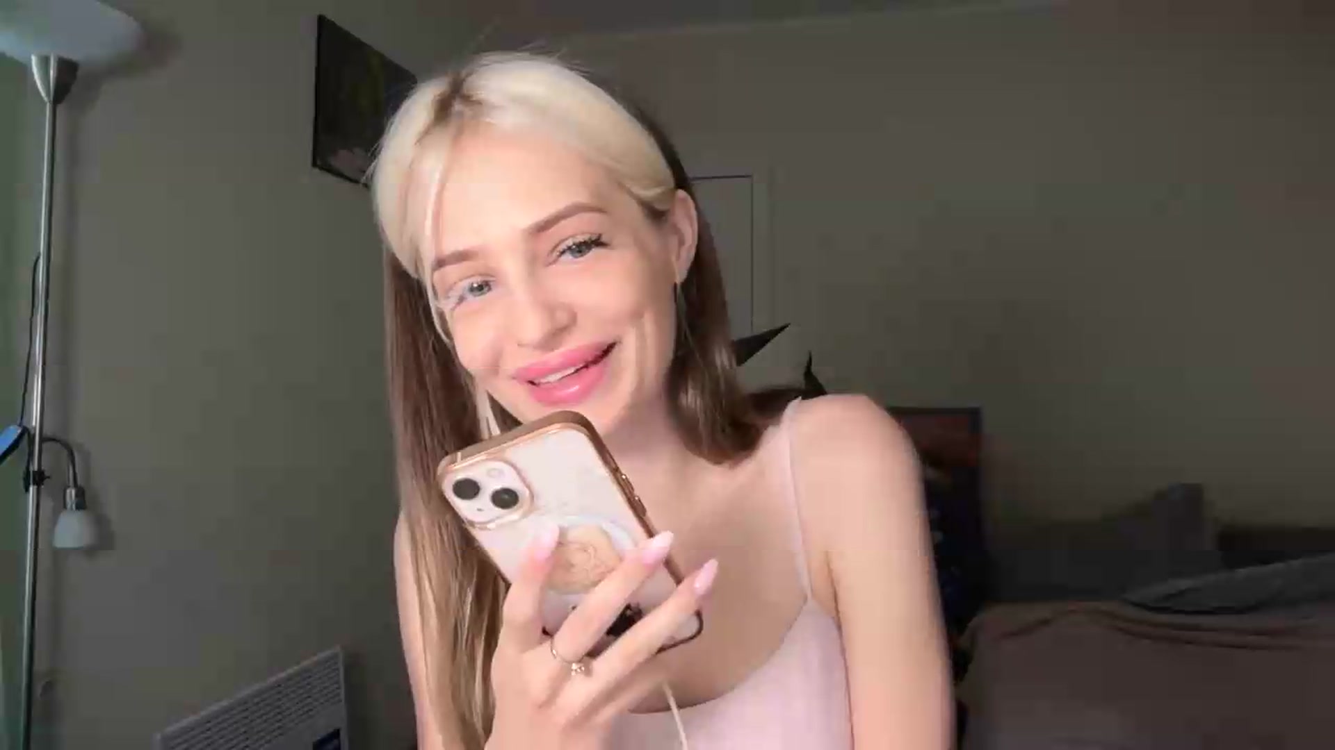 Gallery image thumbnail from Lola_vi's myfreecams stream on, 06/28/2026, 10:27 image 14 of 20