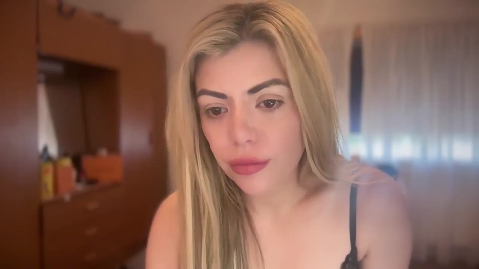 Gallery image thumbnail from Lolarose_xx's myfreecams stream on, 08/20/2024, 12:25 image 19 of 20