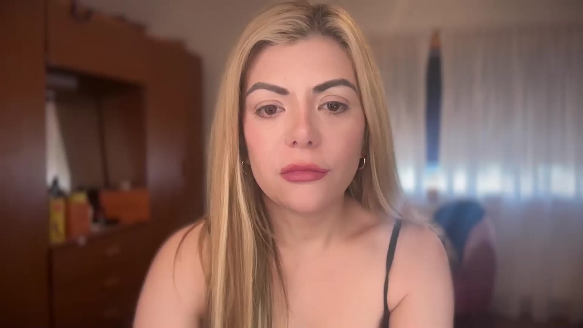 Gallery image thumbnail from Lolarose_xx's myfreecams stream on, 08/20/2024, 12:25 image 8 of 20