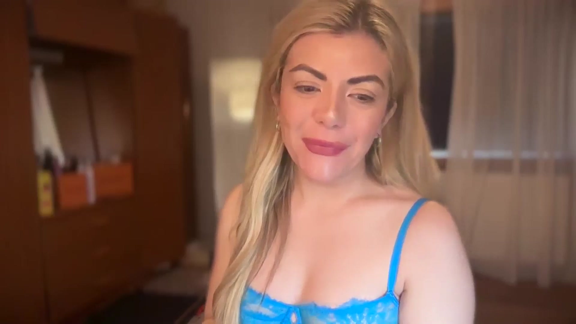 Gallery image thumbnail from Lolarose_xx's myfreecams stream on, 08/31/2024, 17:16 image 10 of 20
