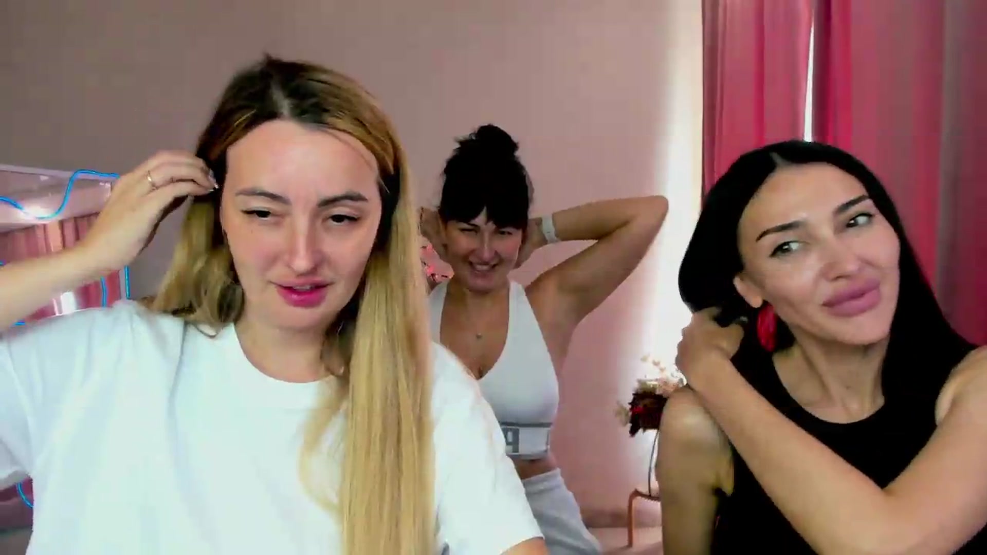 Gallery image thumbnail from Lolla_FoxX's myfreecams stream on, 08/14/2026, 13:15 image 17 of 20
