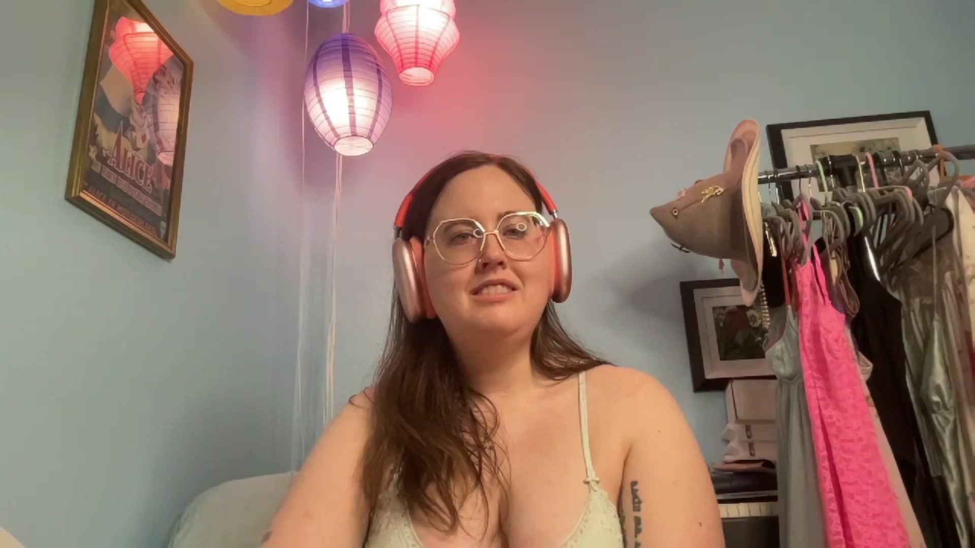 Gallery image thumbnail from LonelyHelena's myfreecams stream on, 03/31/2025, 07:50 image 10 of 20