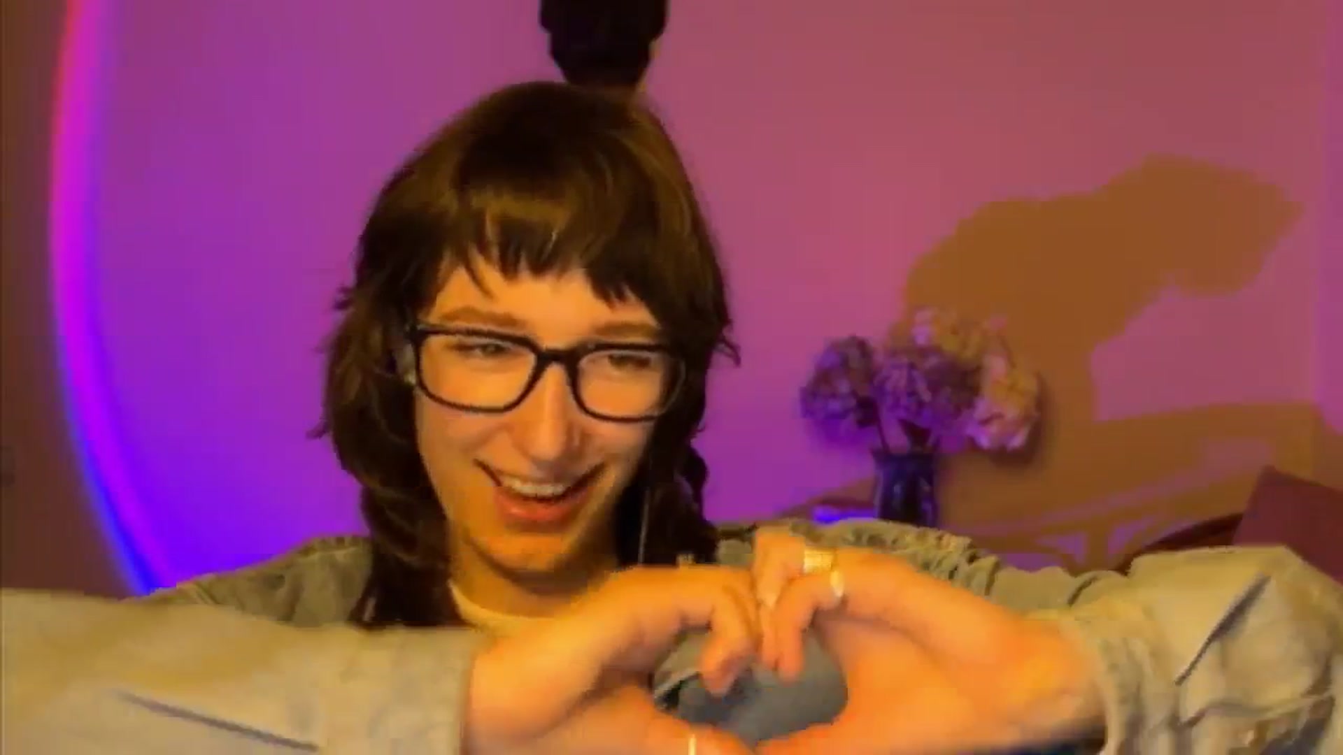 Gallery image thumbnail from LoooneyTunes's myfreecams stream on, 04/01/2025, 18:30 image 17 of 20