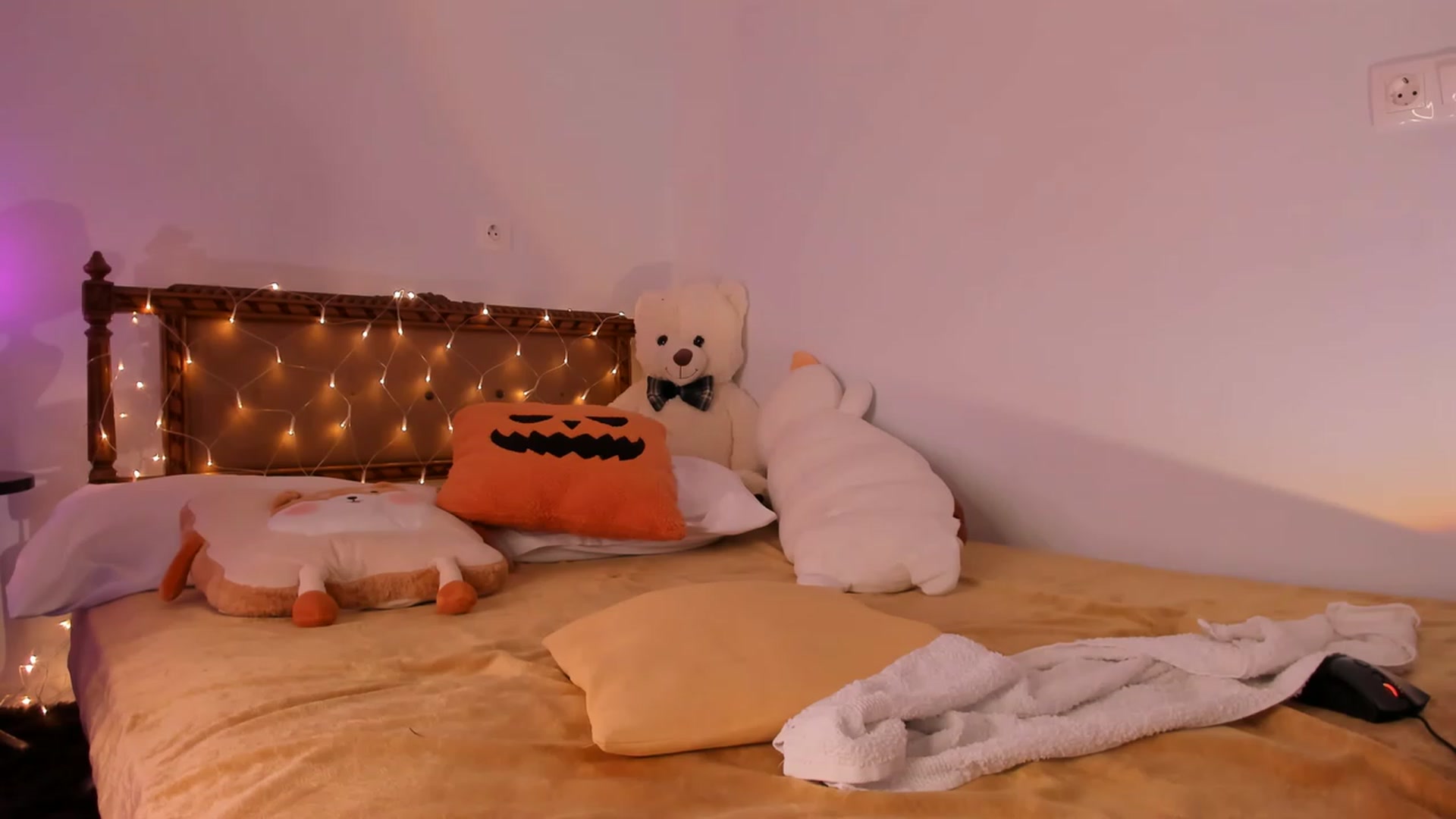 Gallery image thumbnail from Loopcia's myfreecams stream on, 02/28/2023, 08:56 image 4 of 20