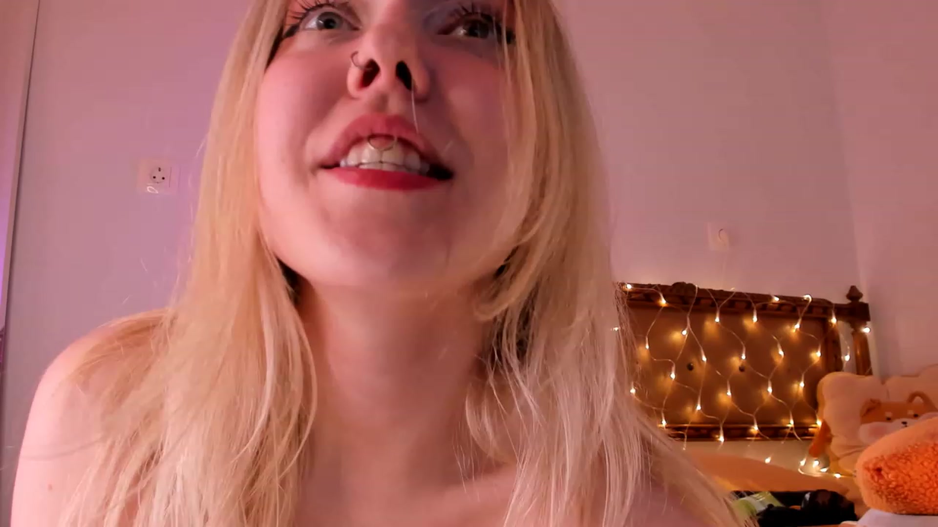 Gallery image thumbnail from Loopcia's myfreecams stream on, 03/15/2023, 09:13 image 15 of 20