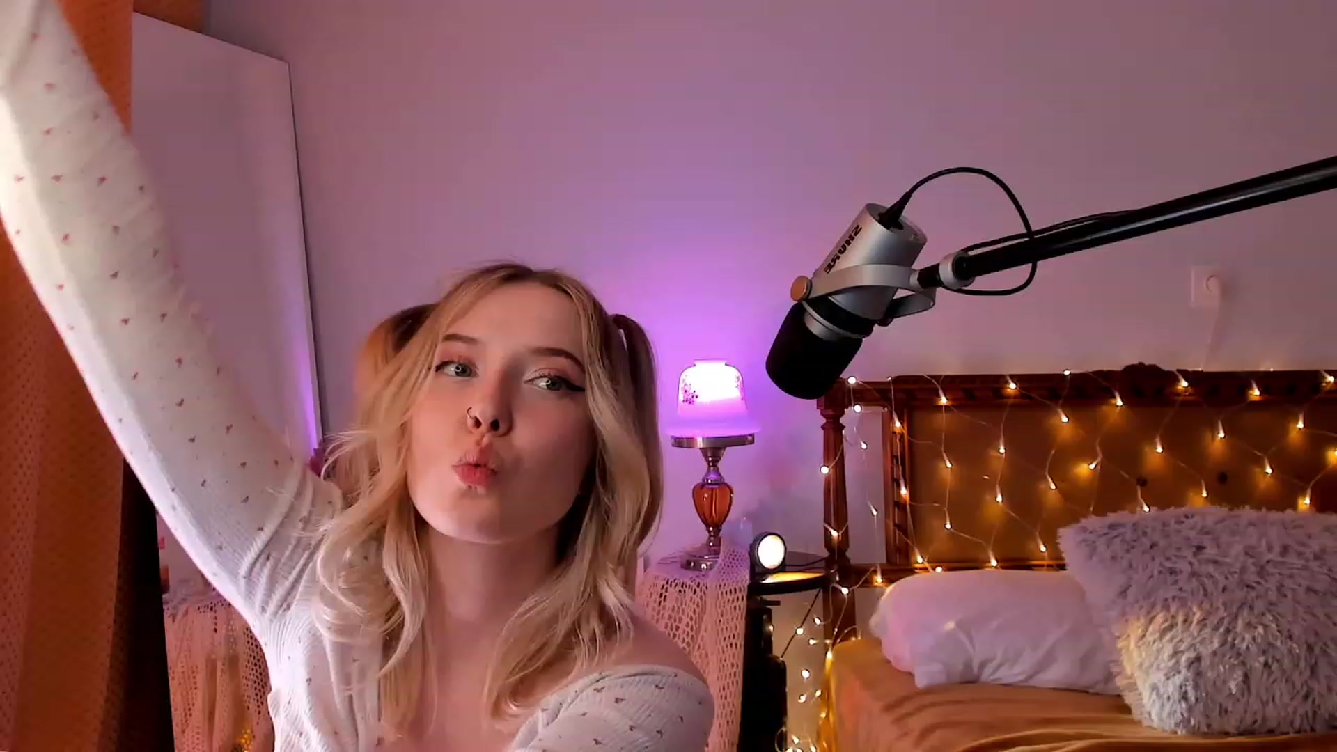 Gallery image thumbnail from Loopcia's myfreecams stream on, 03/17/2023, 08:28 image 19 of 20