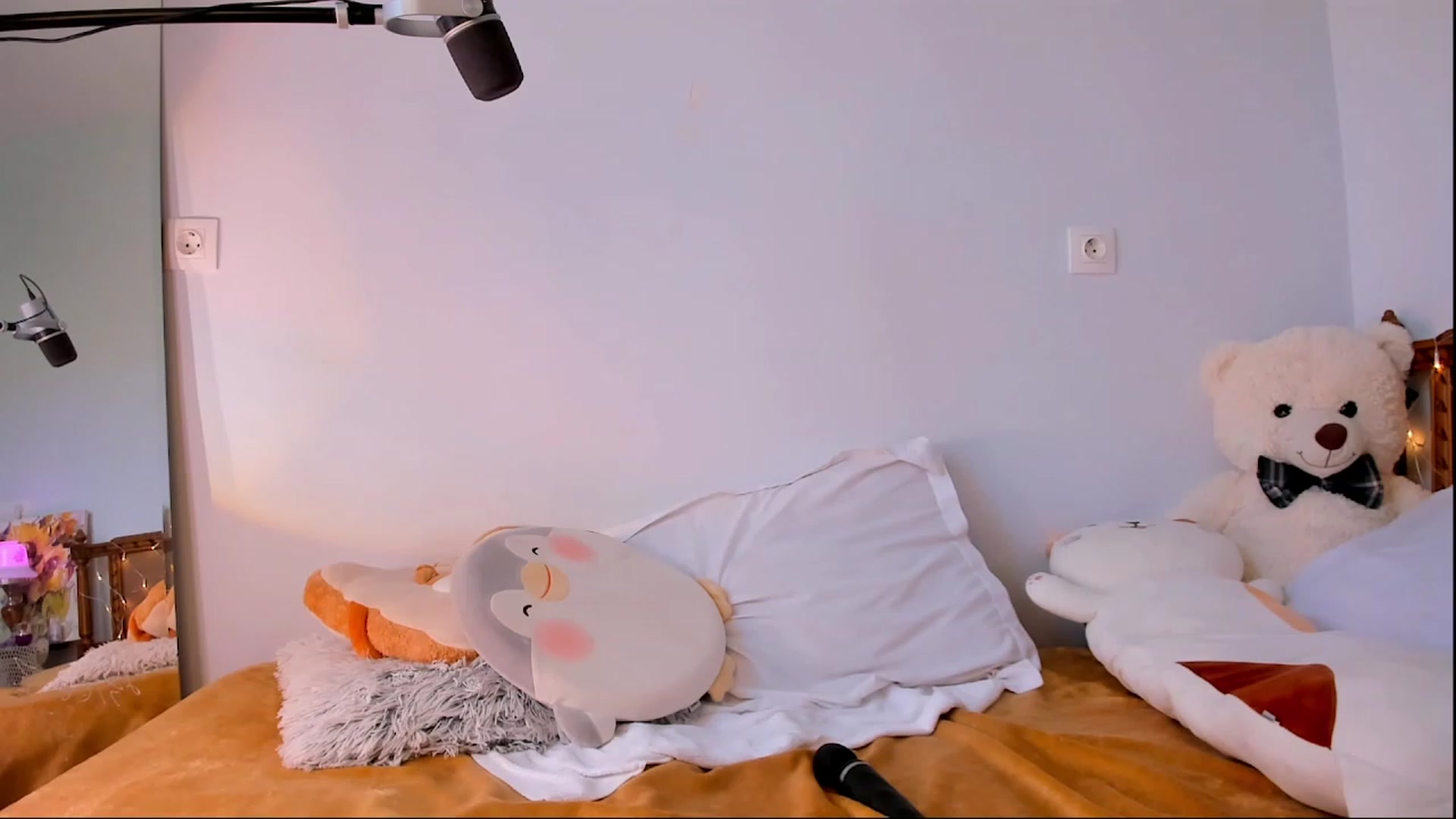 Gallery image thumbnail from Loopcia's myfreecams stream on, 04/27/2023, 10:56 image 12 of 20