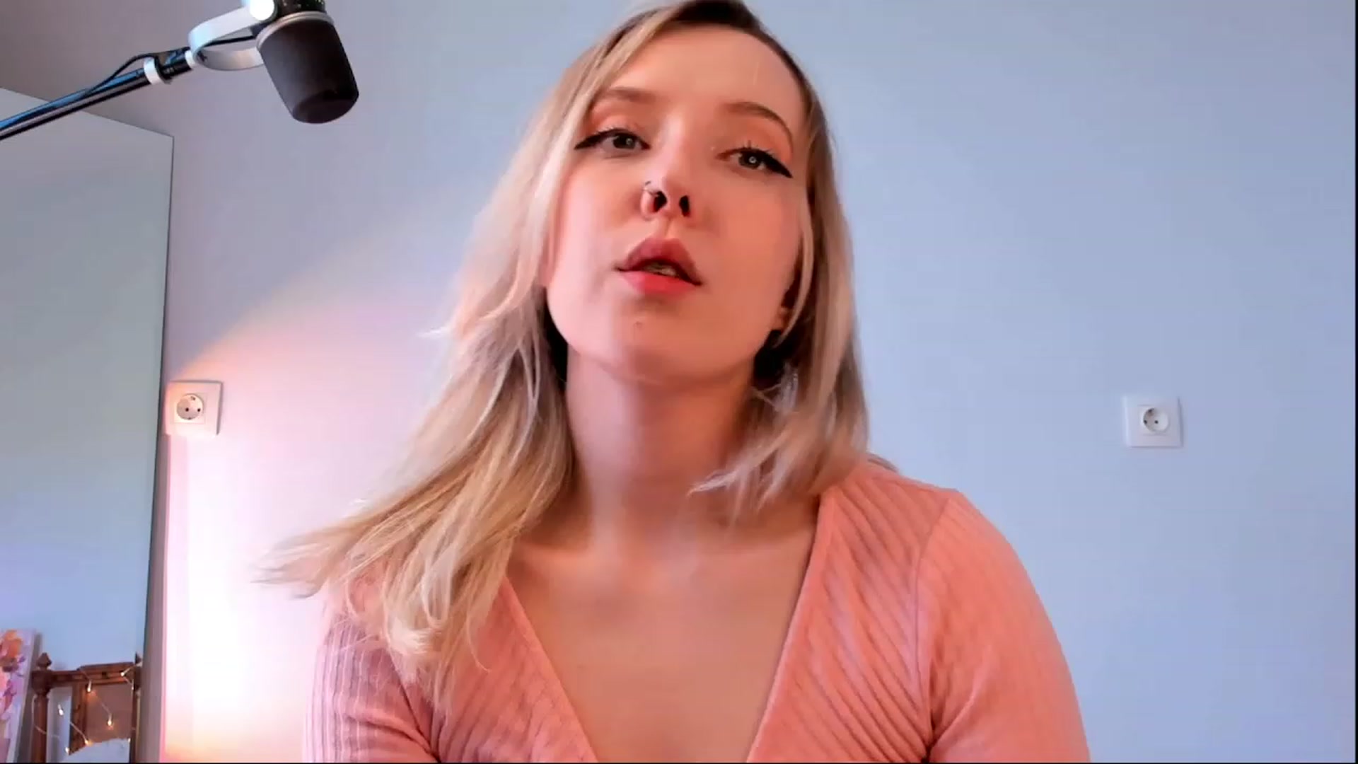 Gallery image thumbnail from Loopcia's myfreecams stream on, 05/08/2023, 10:56 image 6 of 20
