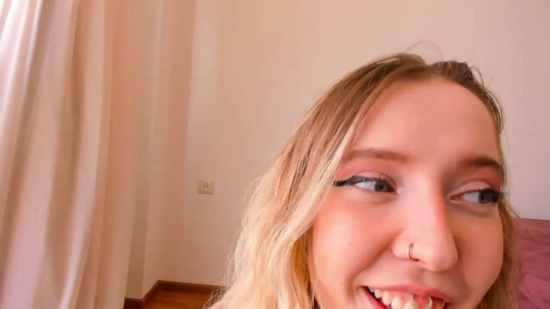 Gallery image thumbnail from Loopcia's myfreecams stream on, 09/18/2023, 14:25 image 15 of 20