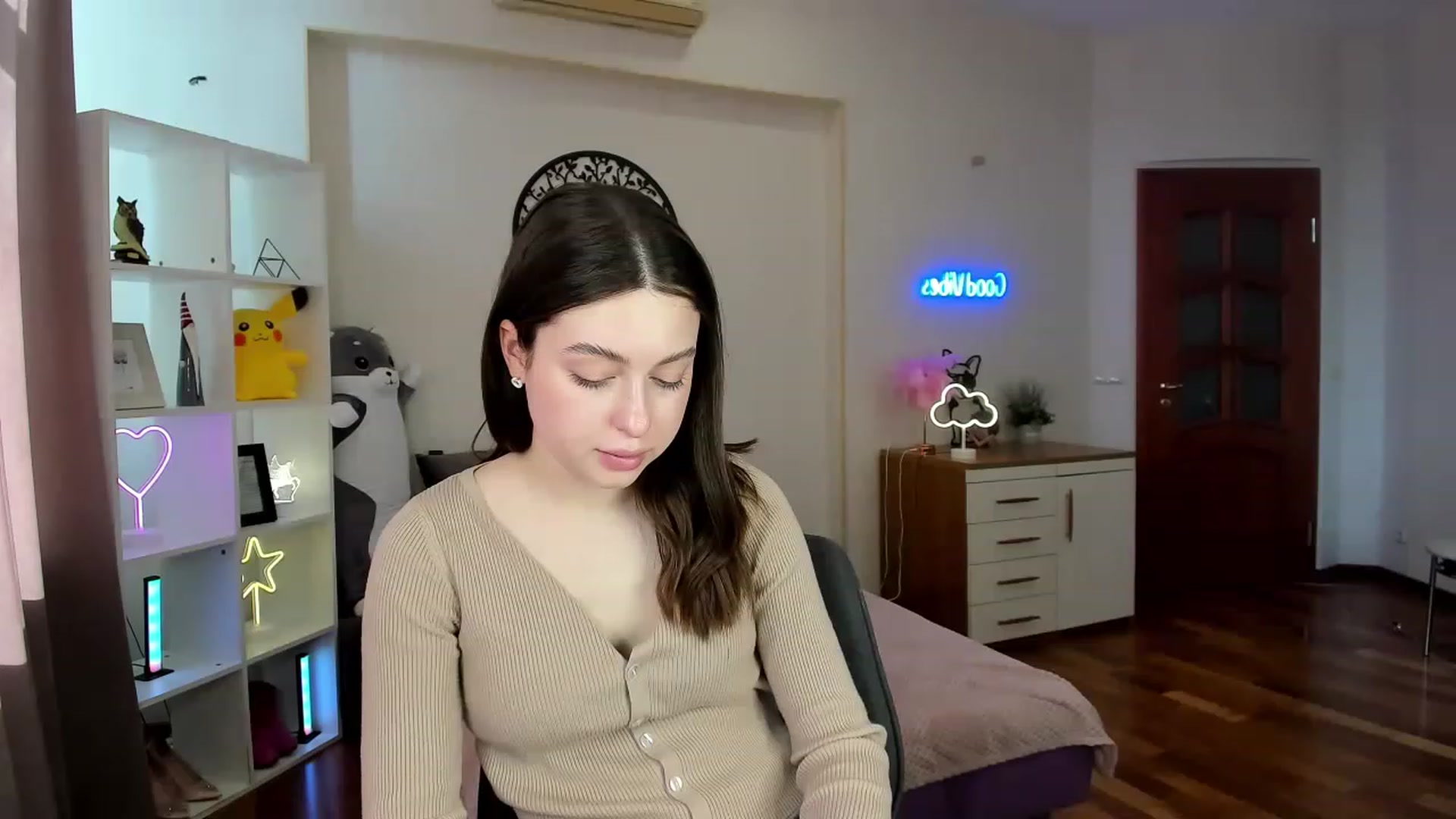 Gallery image thumbnail from LoraAmes's myfreecams stream on, 03/14/2023, 12:31 image 14 of 20