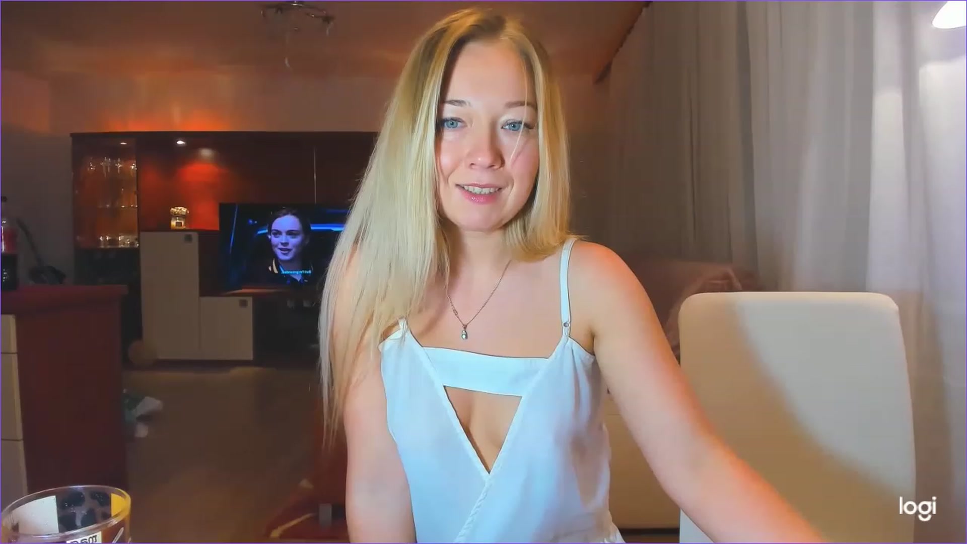 Gallery image thumbnail from LoraGlow's myfreecams stream on, 12/01/2022, 22:22 image 17 of 20