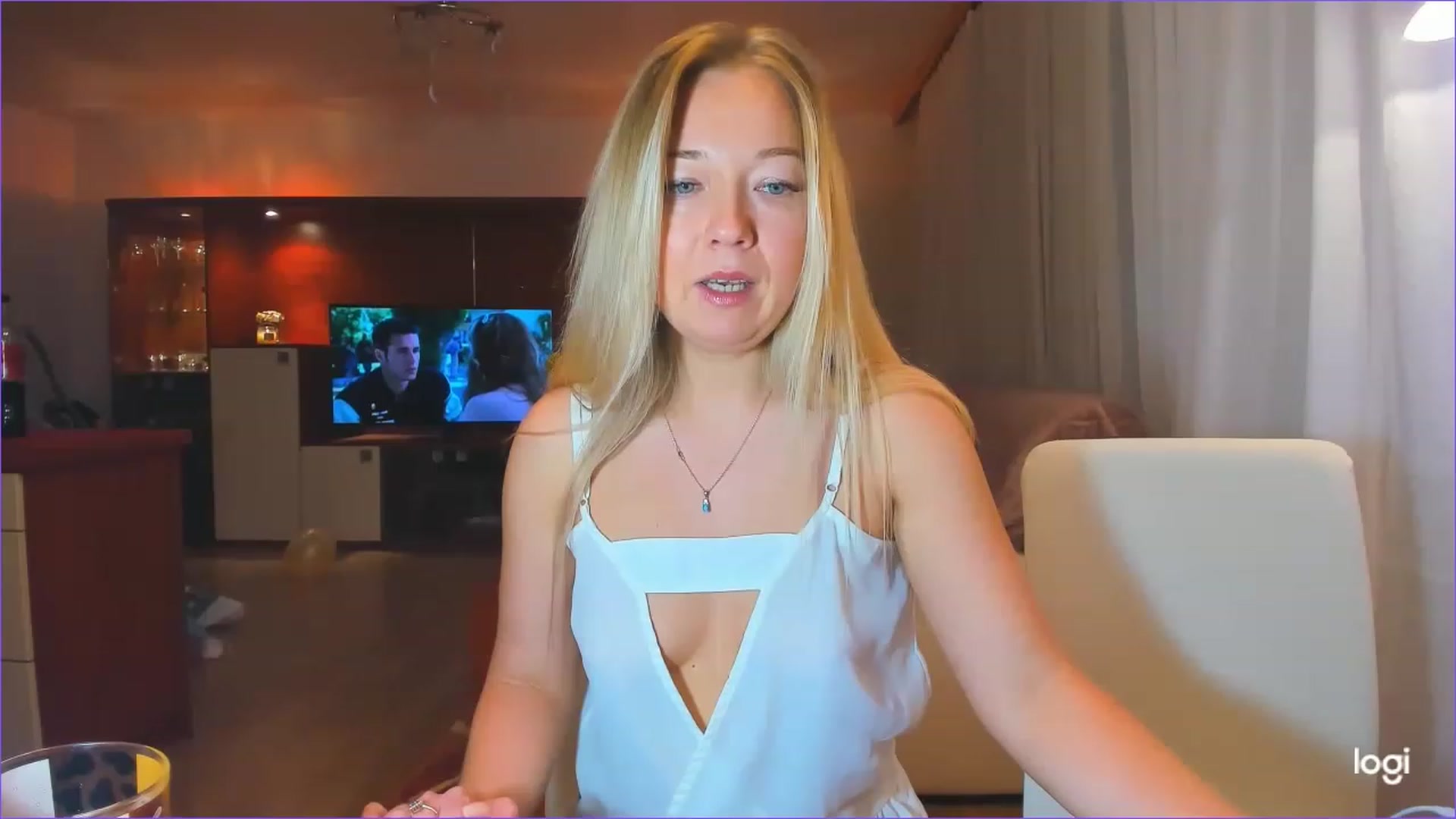 Gallery image thumbnail from LoraGlow's myfreecams stream on, 12/01/2022, 23:28 image 4 of 20