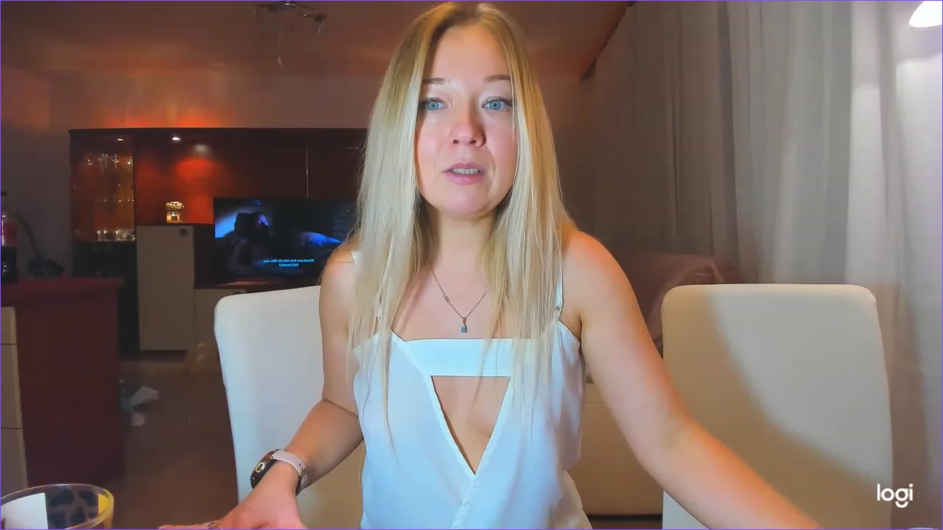 Gallery image thumbnail from LoraGlow's myfreecams stream on, 12/01/2022, 23:28 image 11 of 20