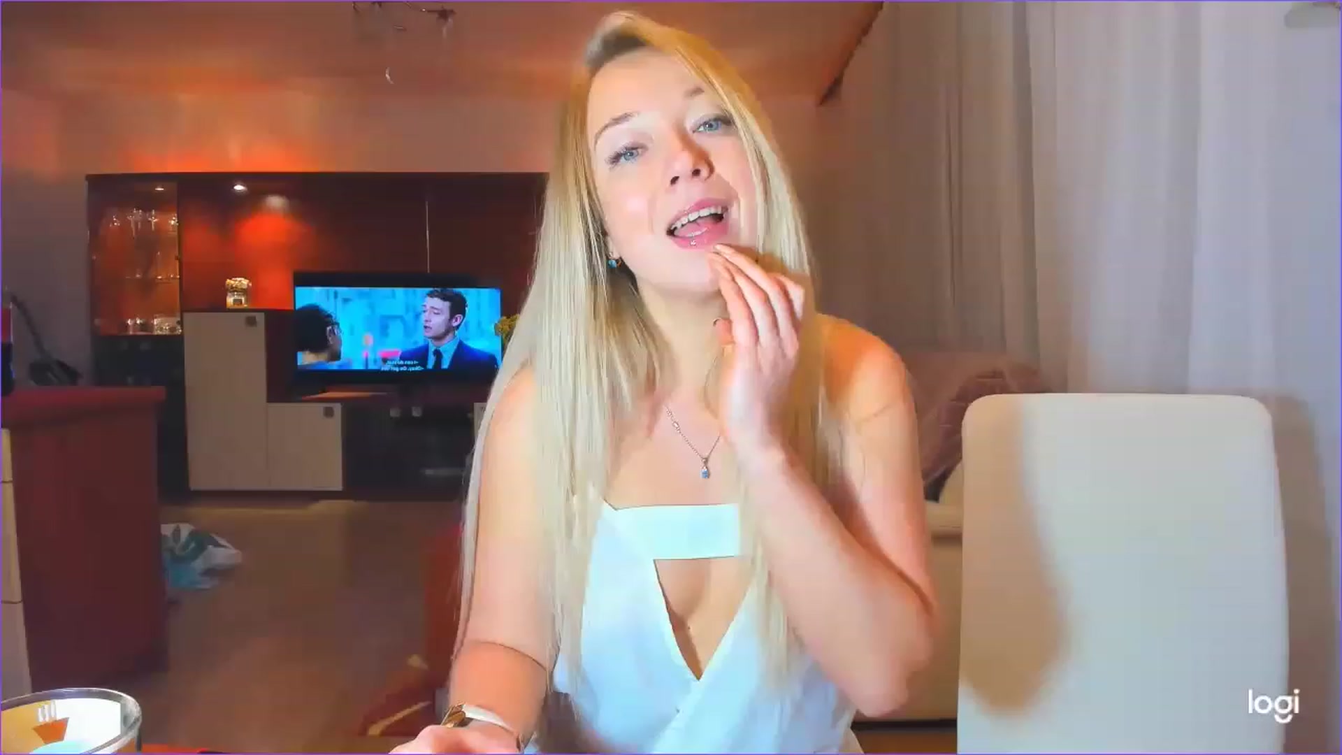Gallery image thumbnail from LoraGlow's myfreecams stream on, 12/02/2022, 01:39 image 13 of 20