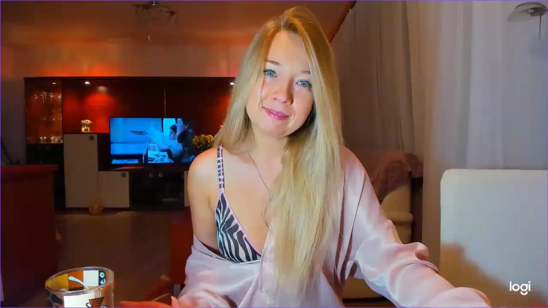 Gallery image thumbnail from LoraGlow's myfreecams stream on, 12/02/2022, 22:22 image 11 of 20