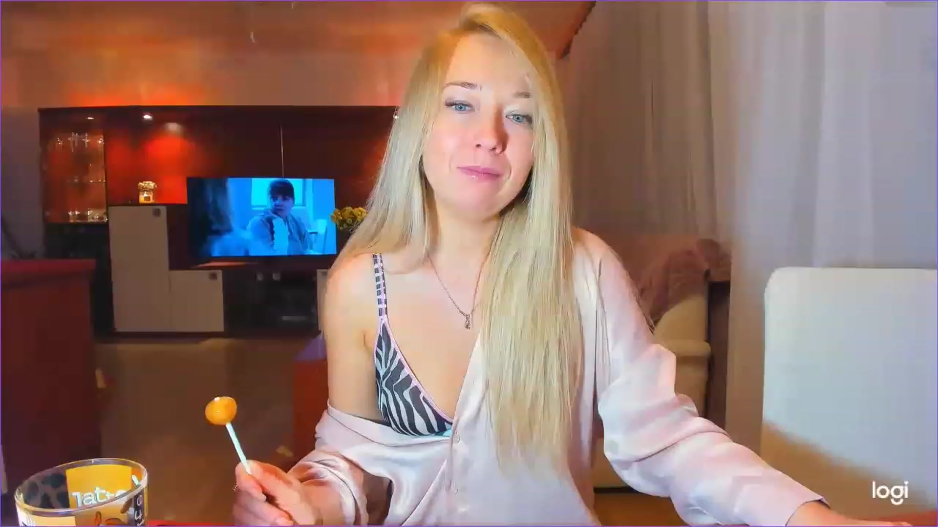 Gallery image thumbnail from LoraGlow's myfreecams stream on, 12/03/2022, 02:17 image 3 of 20