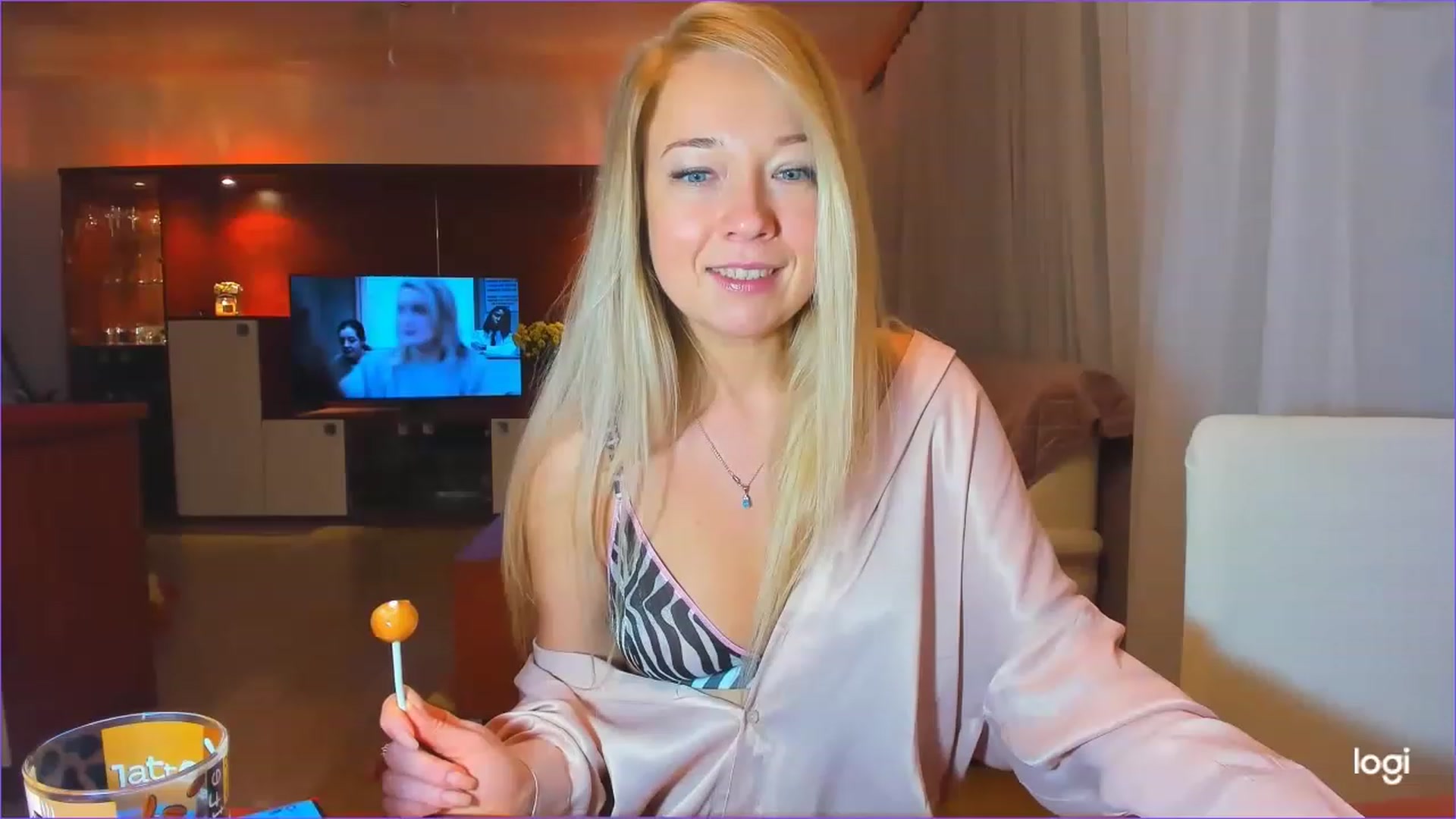 Gallery image thumbnail from LoraGlow's myfreecams stream on, 12/03/2022, 02:17 image 5 of 20