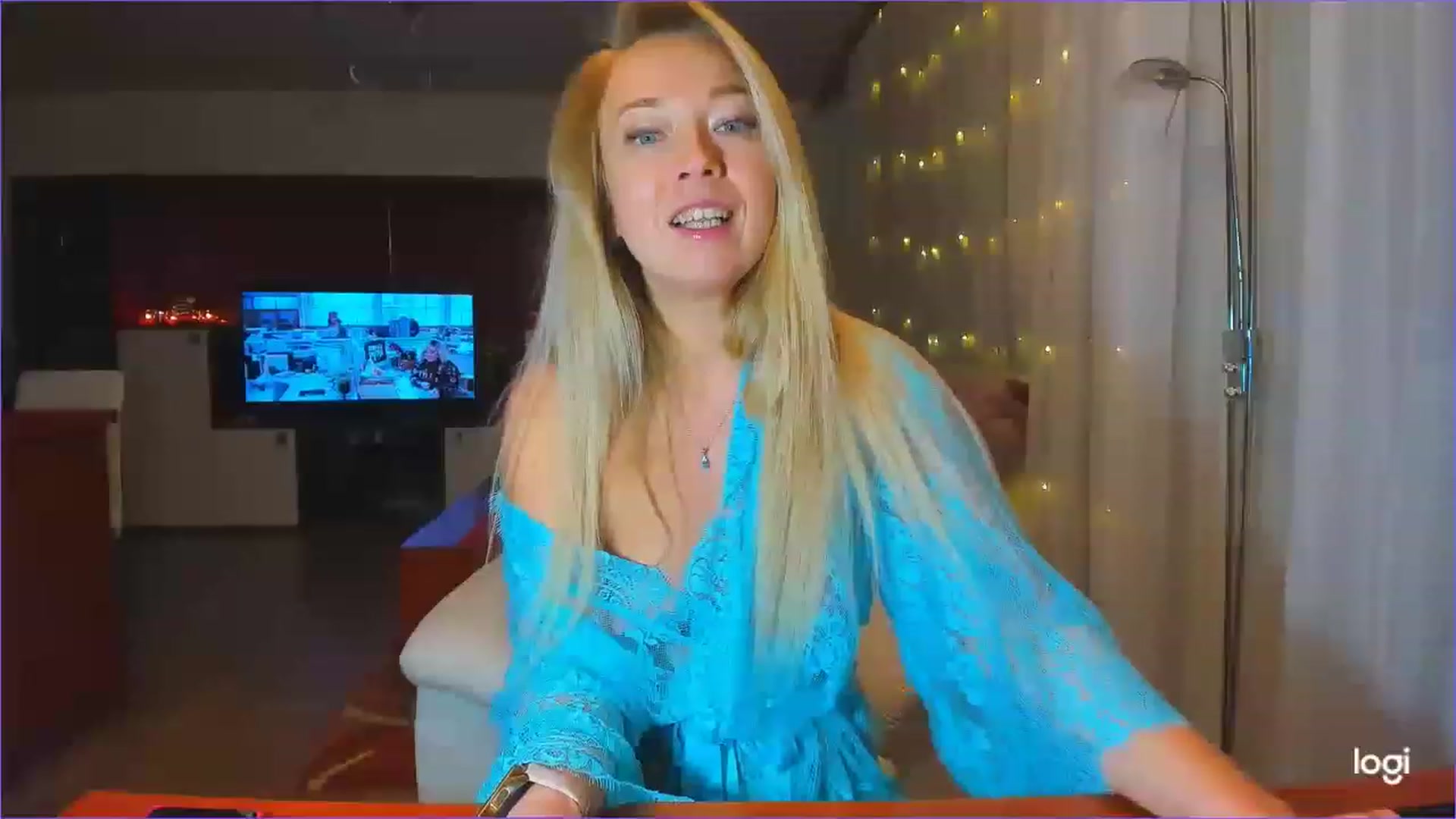 Gallery image thumbnail from LoraGlow's myfreecams stream on, 12/08/2022, 24:29 image 18 of 20