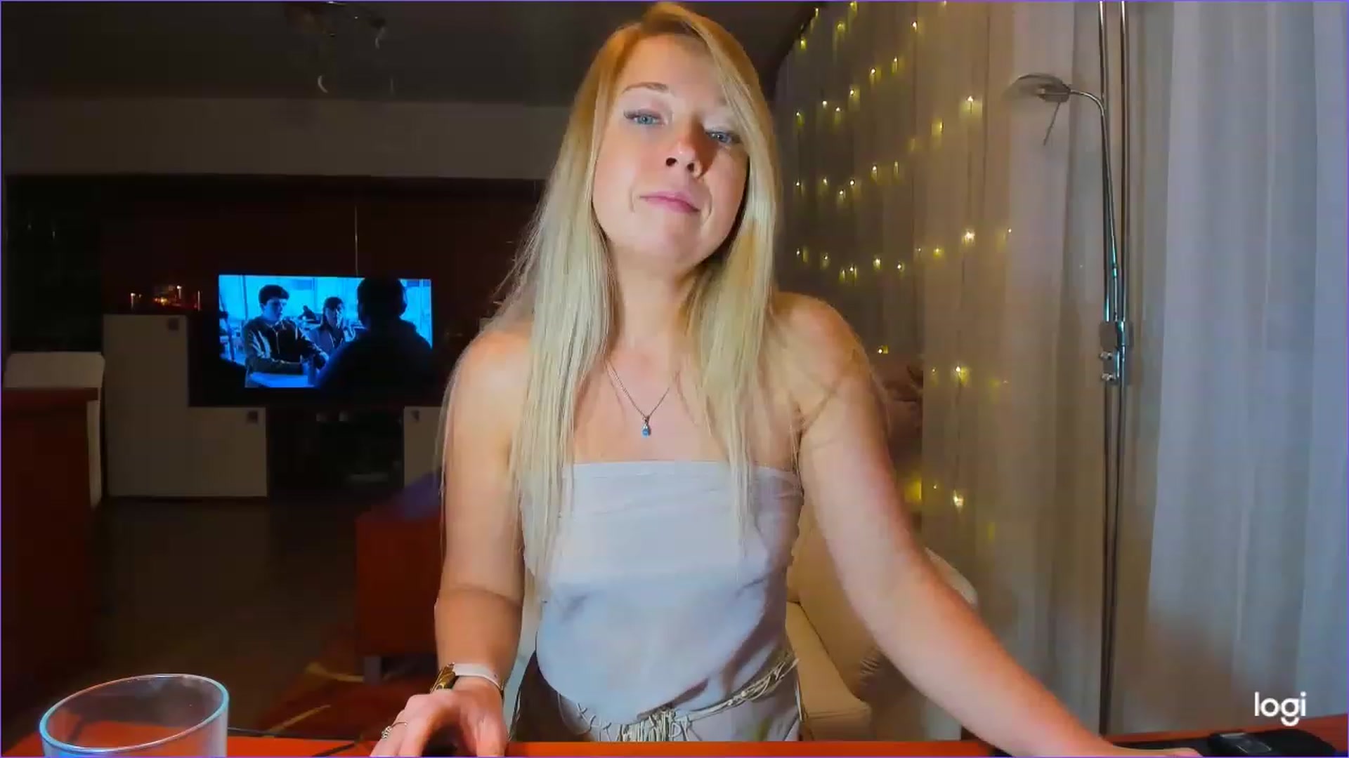 Gallery image thumbnail from LoraGlow's myfreecams stream on, 12/09/2022, 24:02 image 2 of 20