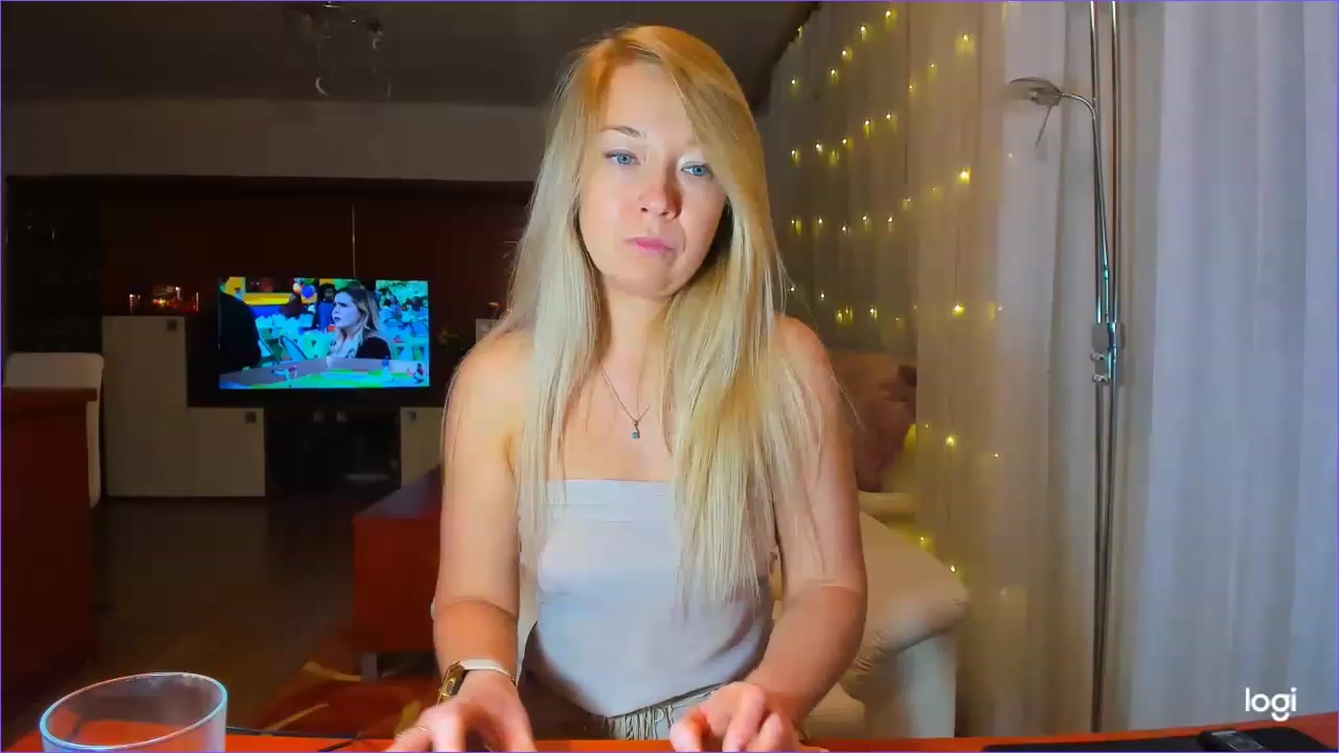 Gallery image thumbnail from LoraGlow's myfreecams stream on, 12/09/2022, 24:02 image 3 of 20