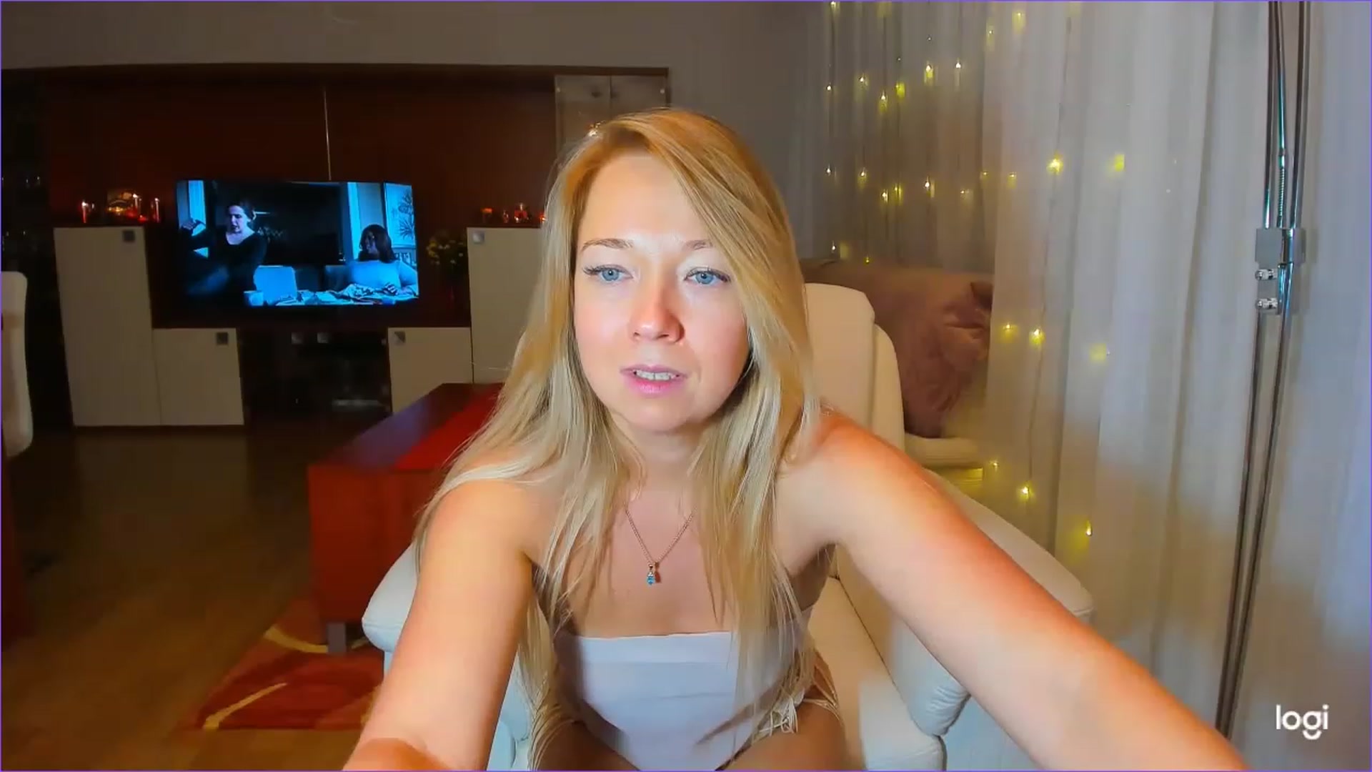 Gallery image thumbnail from LoraGlow's myfreecams stream on, 12/09/2022, 01:11 image 9 of 20