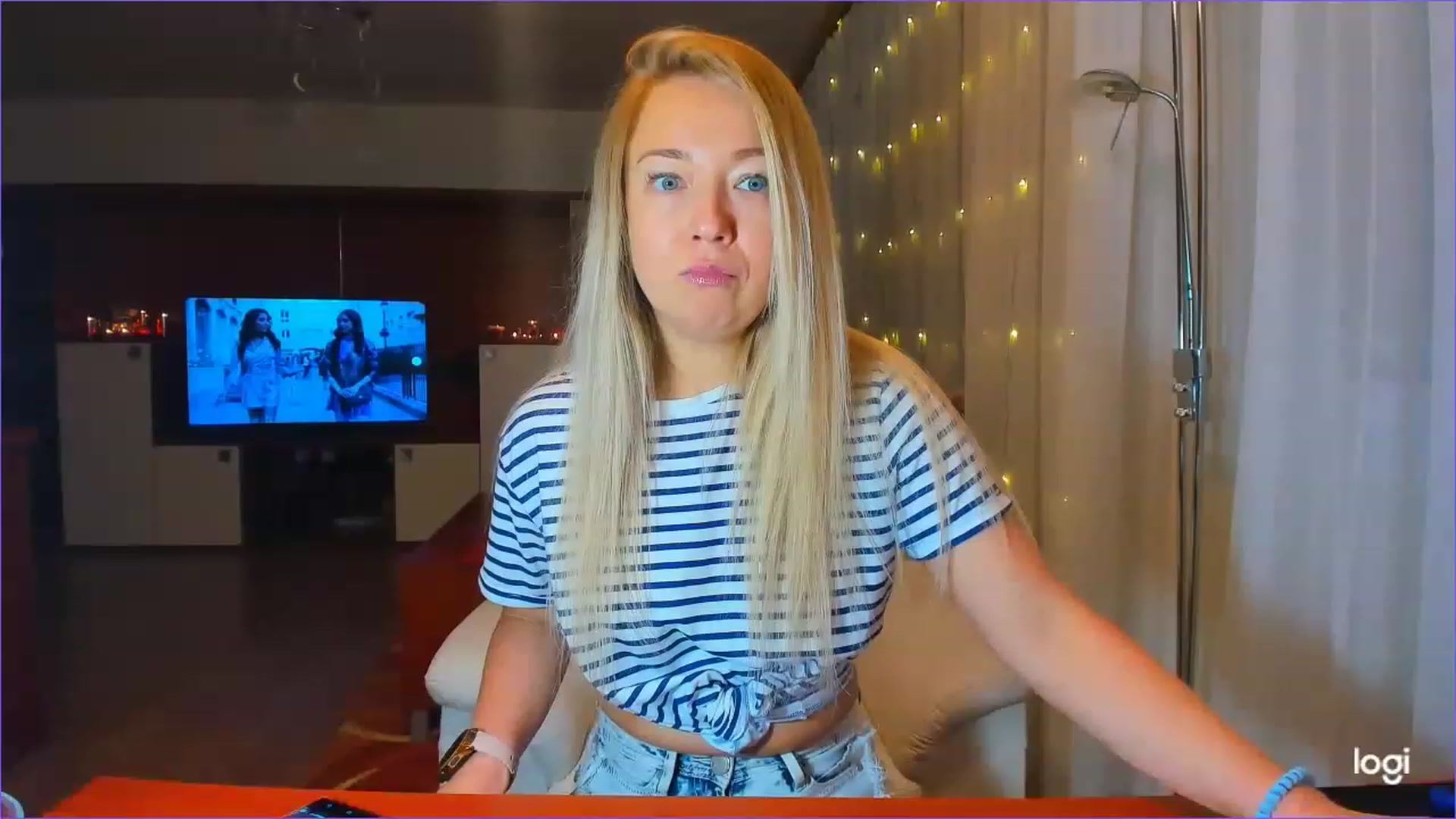 Gallery image thumbnail from LoraGlow's myfreecams stream on, 12/10/2022, 24:25 image 2 of 20