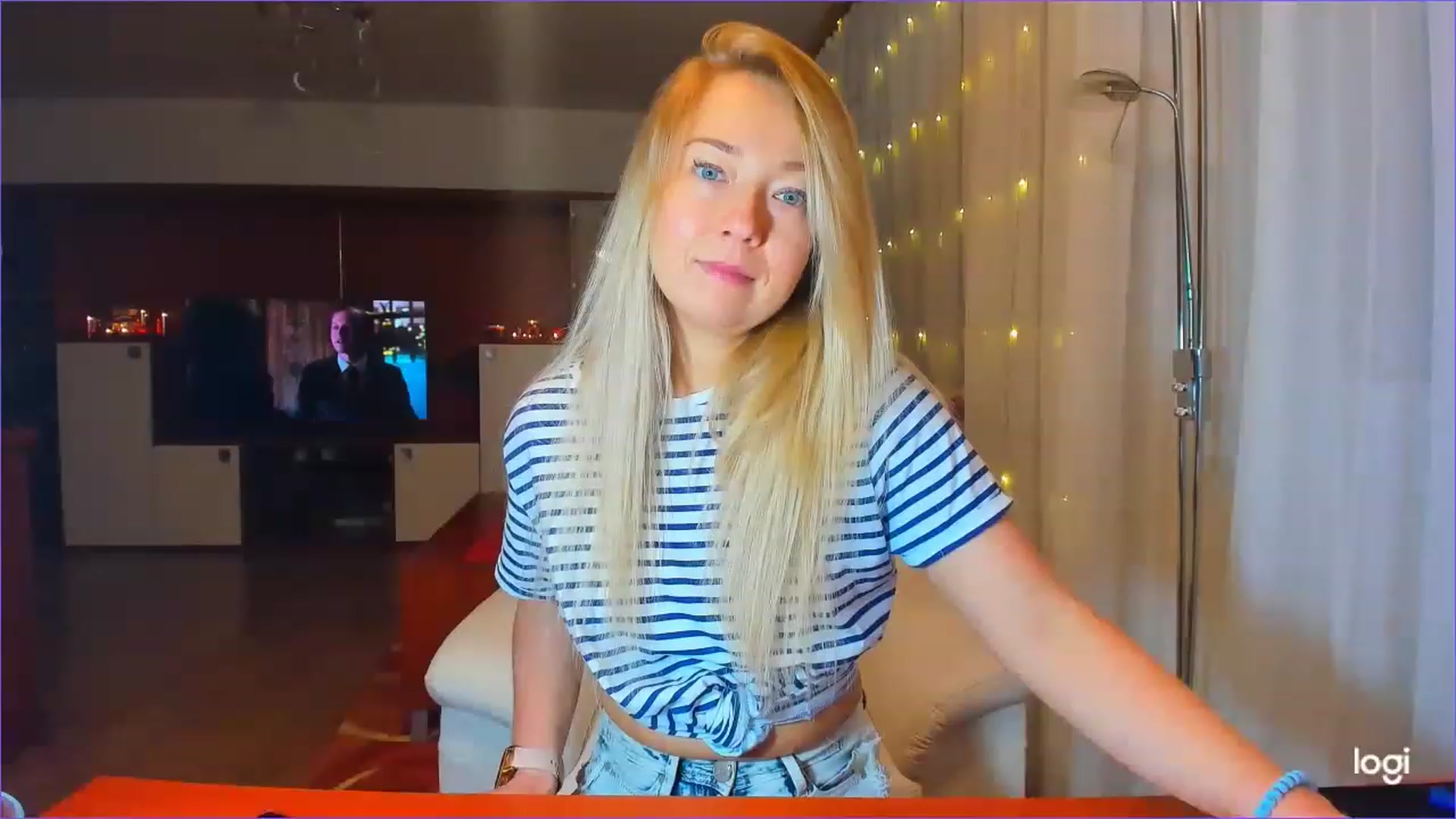 Gallery image thumbnail from LoraGlow's myfreecams stream on, 12/10/2022, 24:25 image 16 of 20