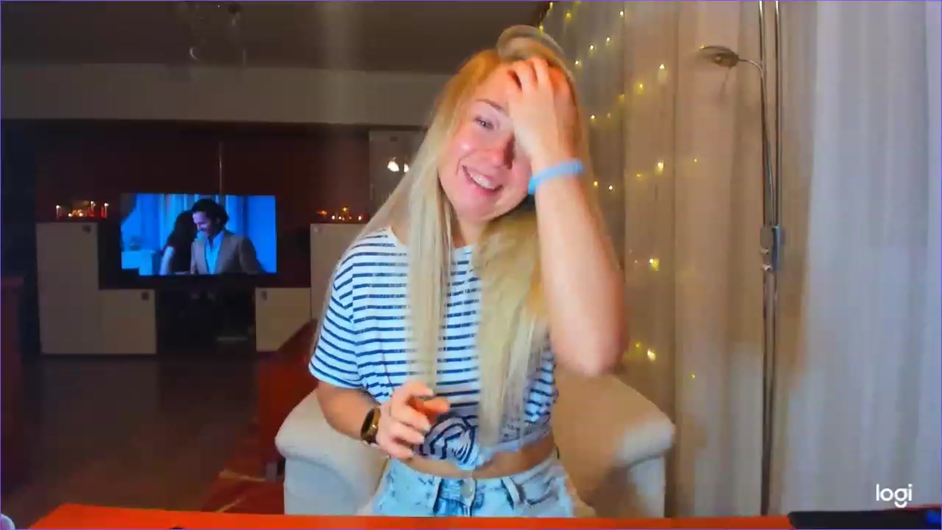Gallery image thumbnail from LoraGlow's myfreecams stream on, 12/10/2022, 24:25 image 11 of 20