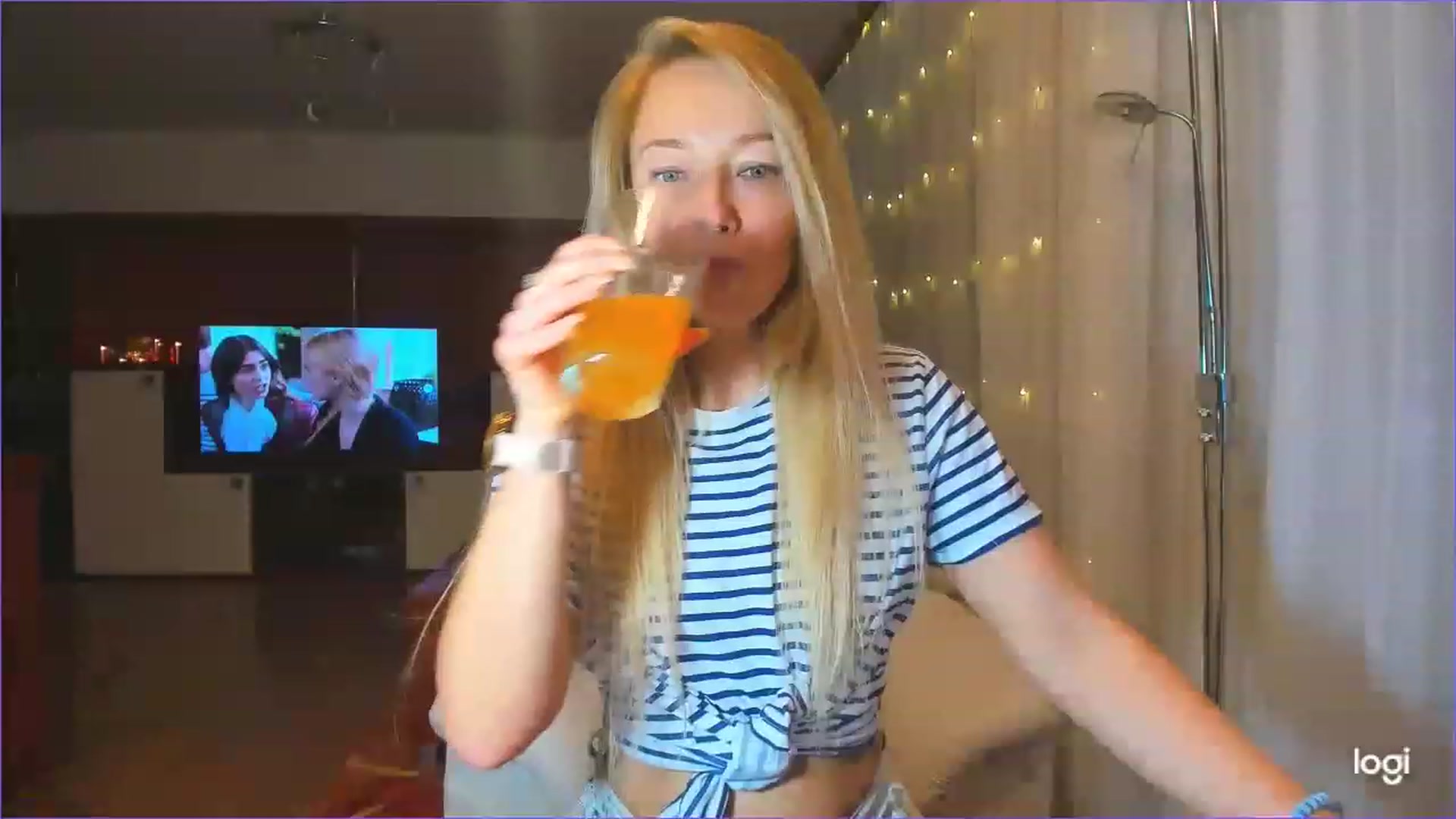 Gallery image thumbnail from LoraGlow's myfreecams stream on, 12/10/2022, 02:35 image 10 of 20