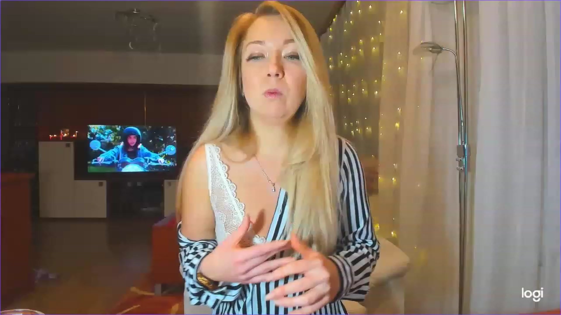 Gallery image thumbnail from LoraGlow's myfreecams stream on, 12/12/2022, 22:38 image 4 of 20