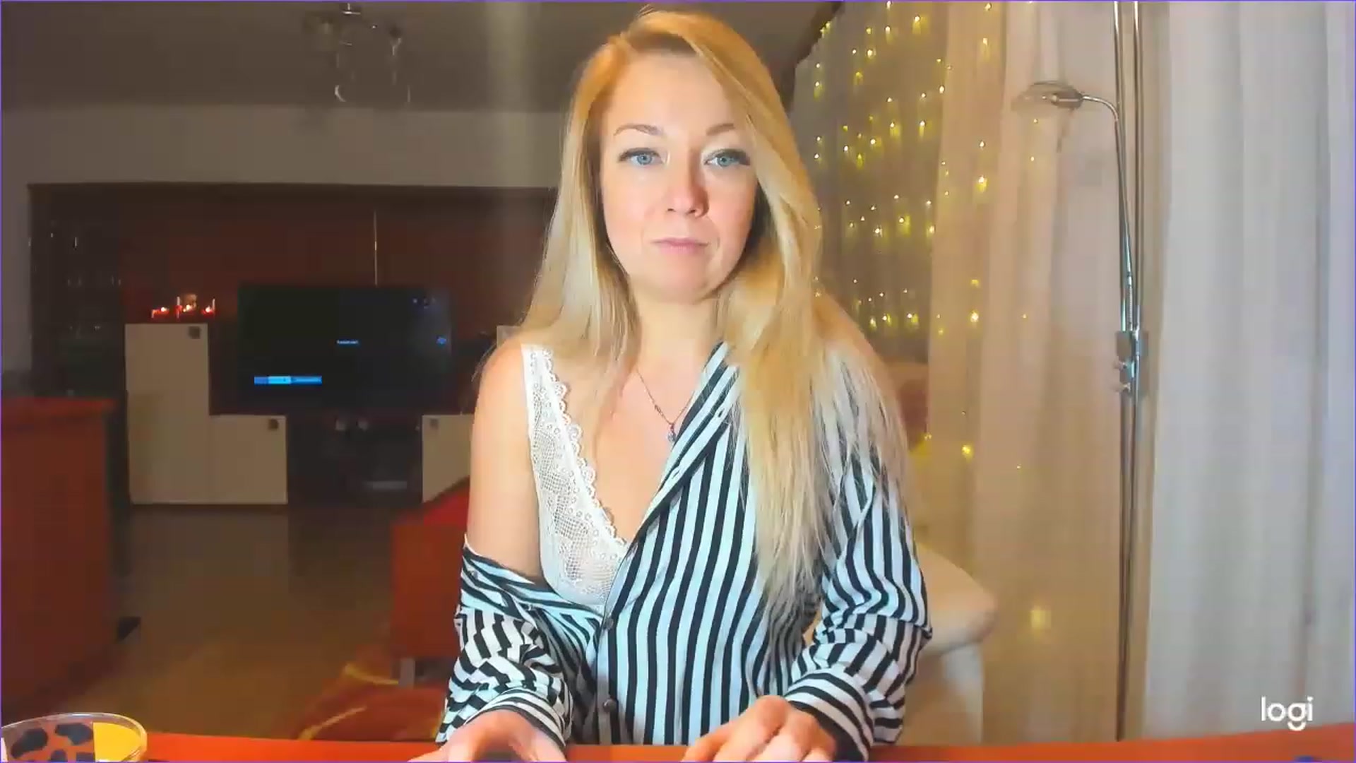 Gallery image thumbnail from LoraGlow's myfreecams stream on, 12/12/2022, 23:19 image 11 of 20