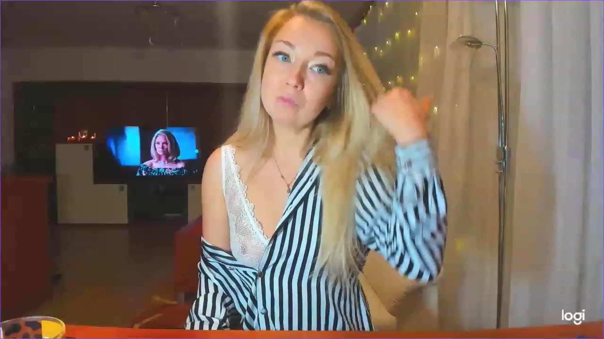 Gallery image thumbnail from LoraGlow's myfreecams stream on, 12/12/2022, 23:19 image 10 of 20