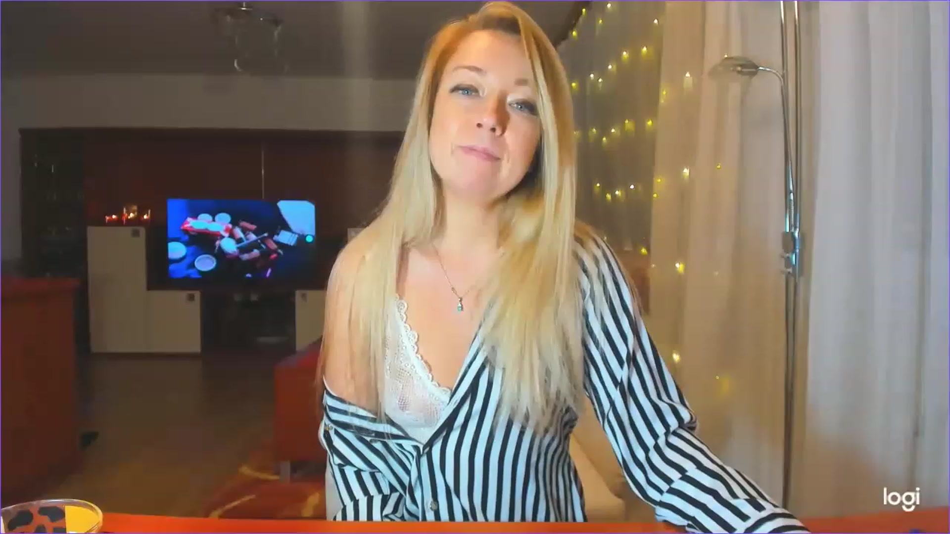 Gallery image thumbnail from LoraGlow's myfreecams stream on, 12/12/2022, 23:19 image 6 of 20