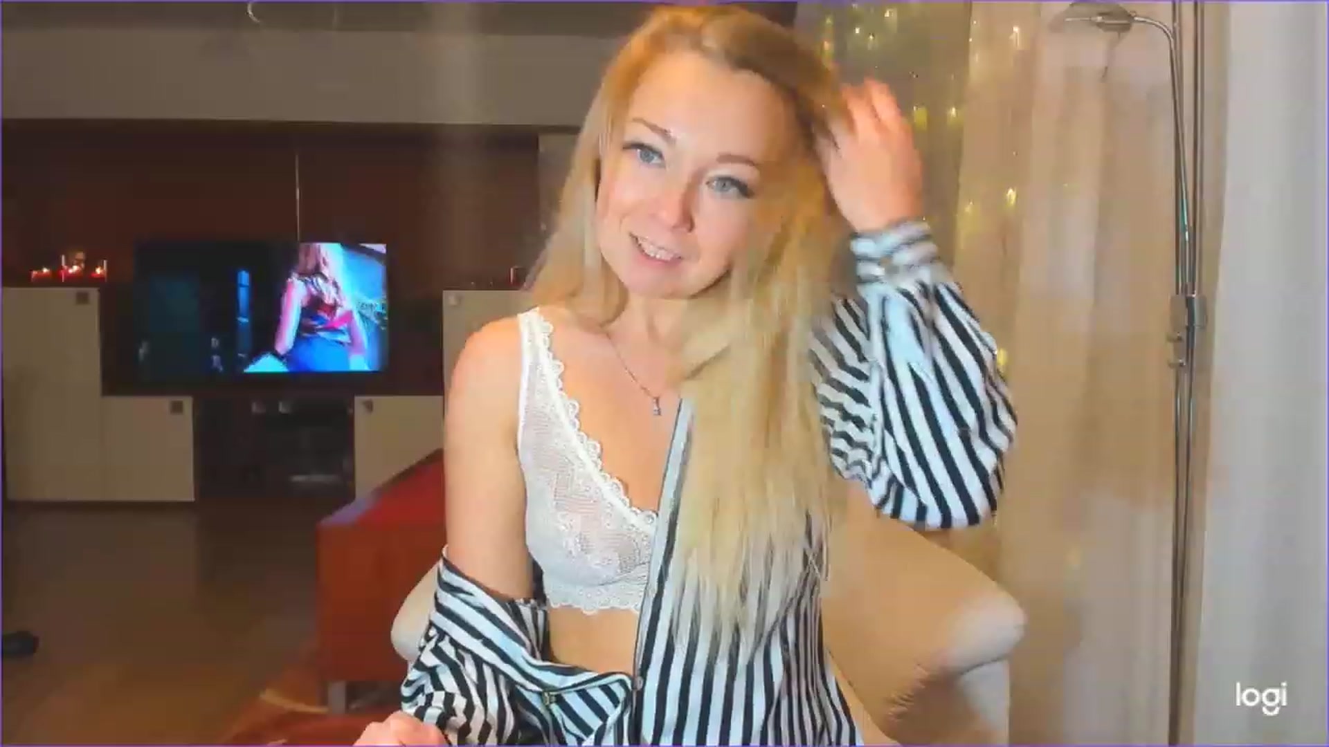 Gallery image thumbnail from LoraGlow's myfreecams stream on, 12/13/2022, 24:42 image 16 of 20