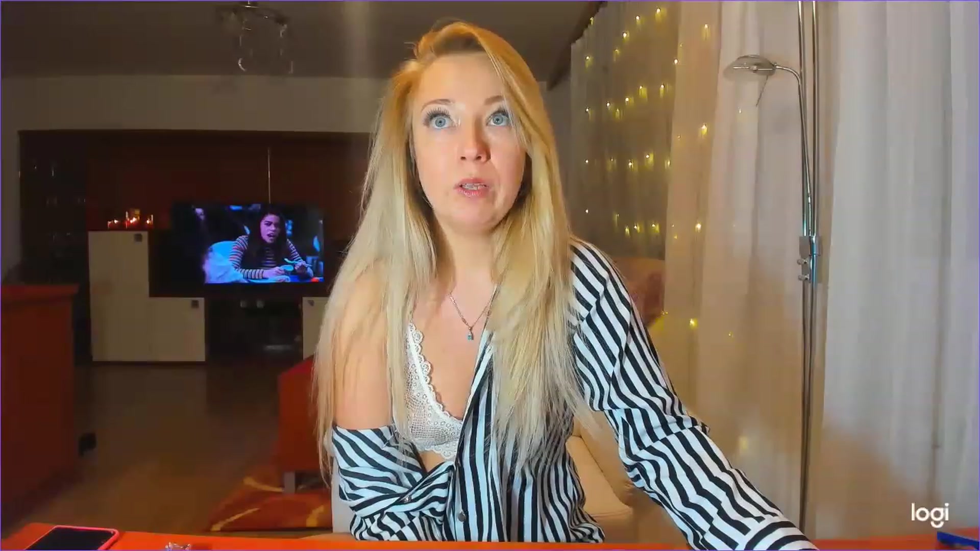 Gallery image thumbnail from LoraGlow's myfreecams stream on, 12/13/2022, 02:53 image 19 of 20