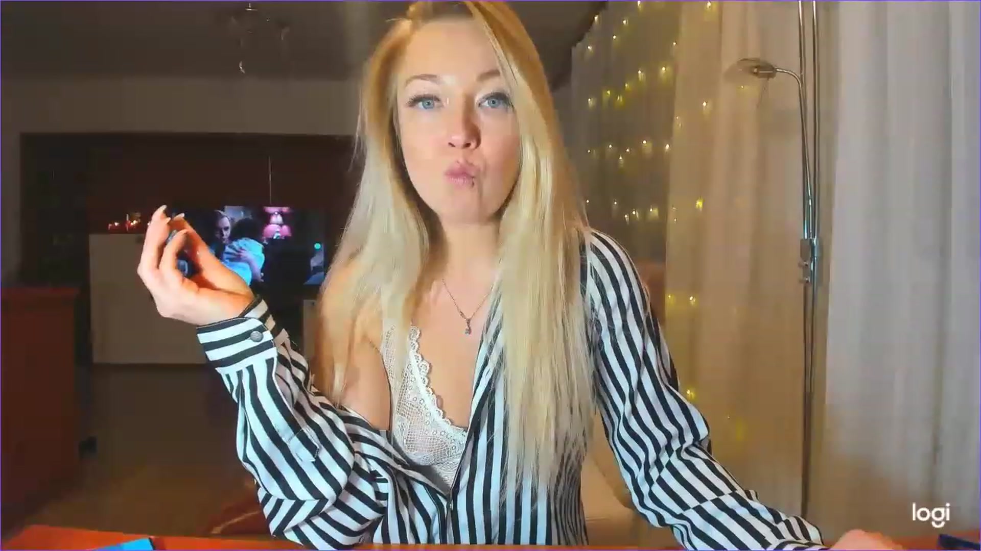 Gallery image thumbnail from LoraGlow's myfreecams stream on, 12/13/2022, 02:53 image 12 of 20